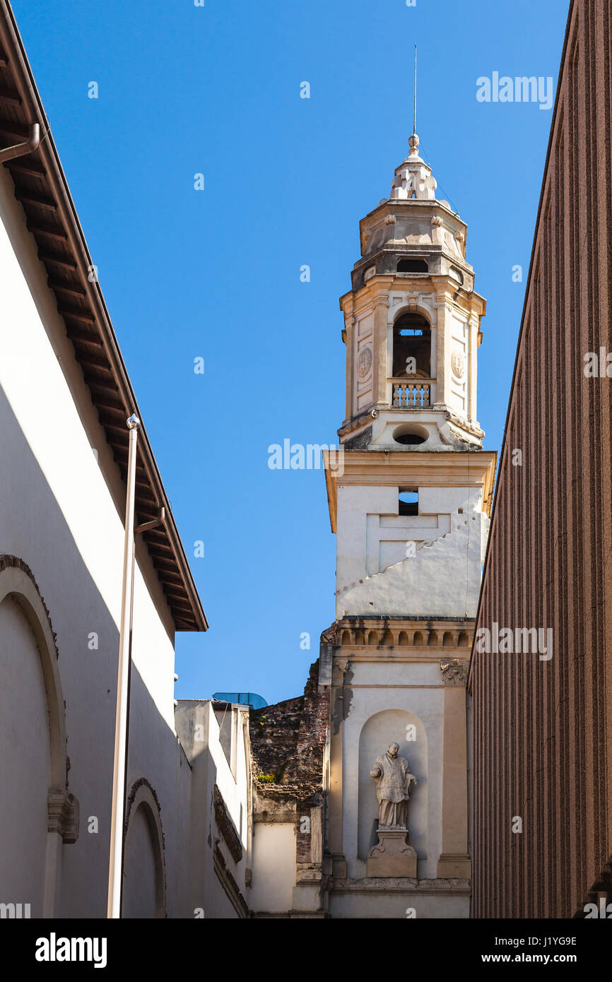 Viaggiare in Italia - Vista del campanile della Biblioteca Civica di Verona (Public Library) su Via Cappello sul sito della chiesa di San Sebastiano in Verona Foto Stock