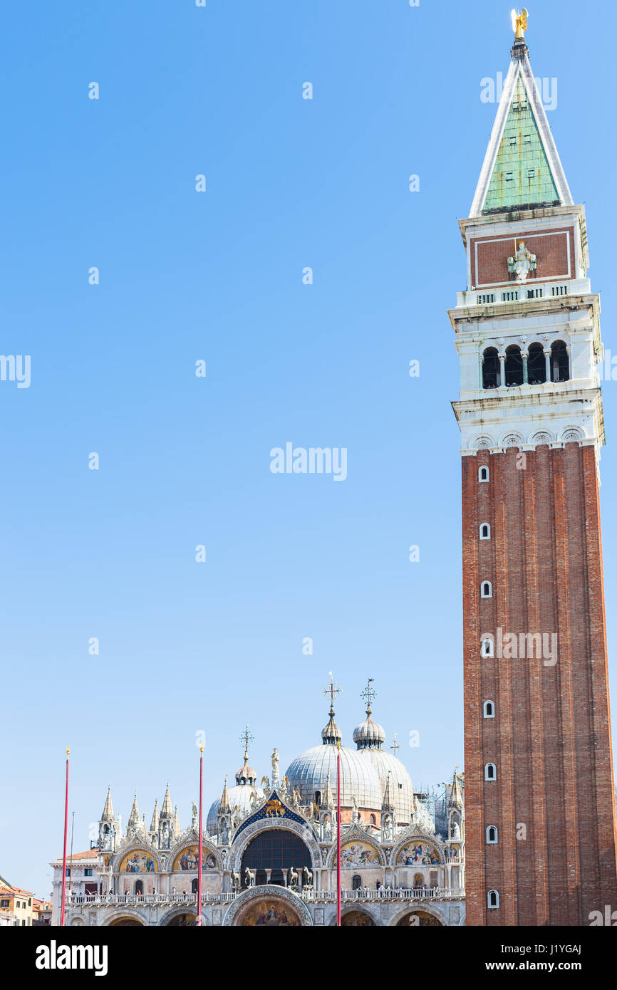 Viaggiare in Italia - il campanile e la Basilica di San Marco in Piazza San Marco a Venezia città in primavera Foto Stock