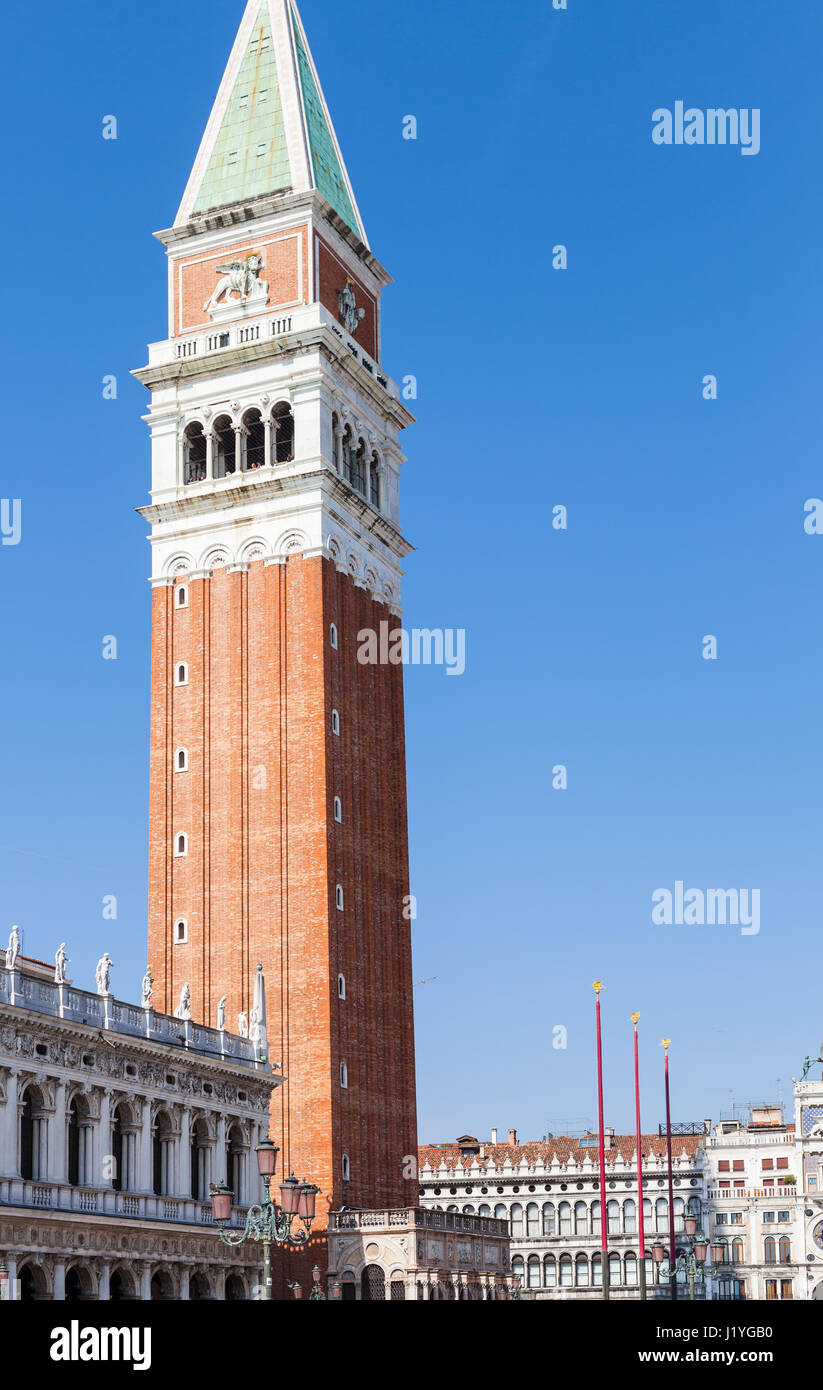 Viaggiare in Italia - campanile e del Doge palce su Piazza San Marco a Venezia città in primavera Foto Stock