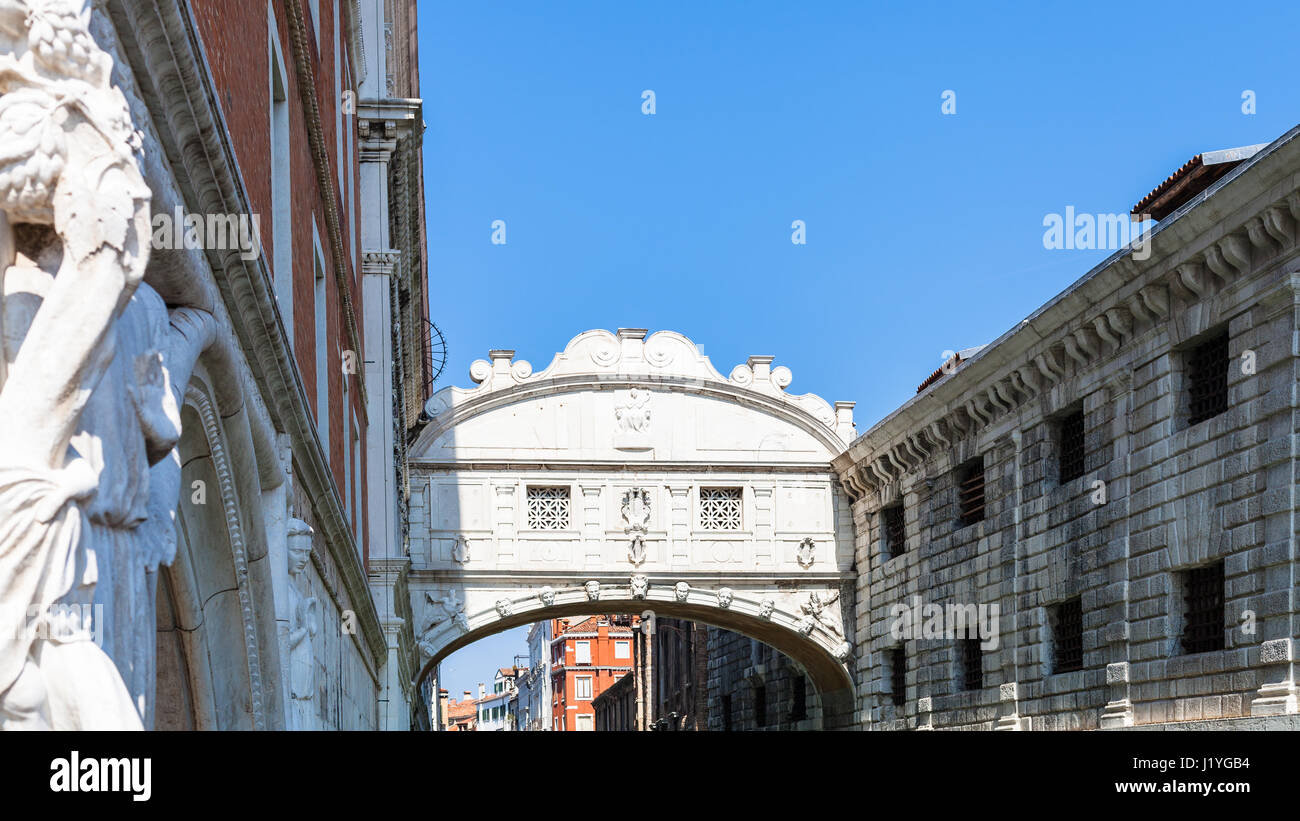 Viaggiare in Italia - la vista del Ponte dei Sospiri (Ponte dei Sospiri) oltre il rio di Palazzo canal nella città di Venezia in primavera Foto Stock