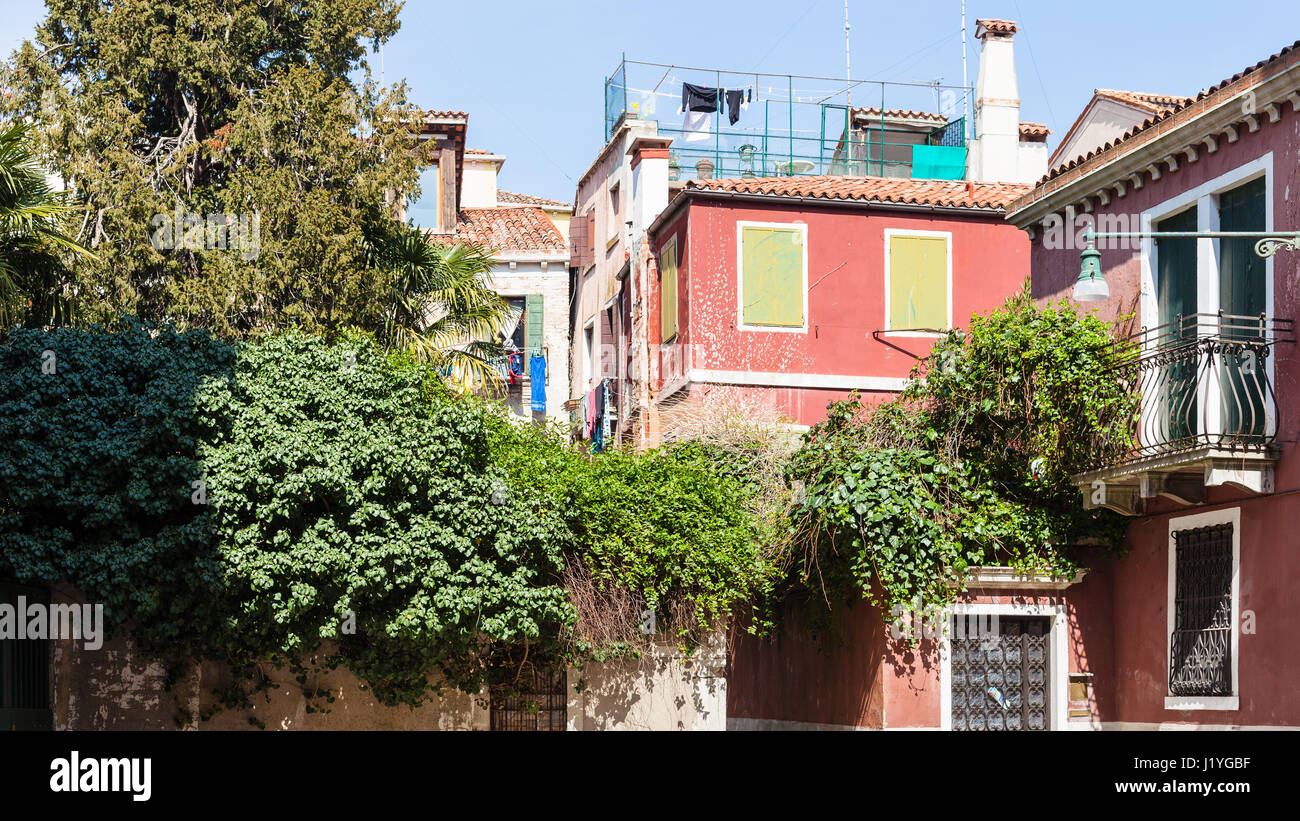 Viaggiare in Italia - case residenziale nel quartiere di Castello nella città di Venezia in primavera Foto Stock