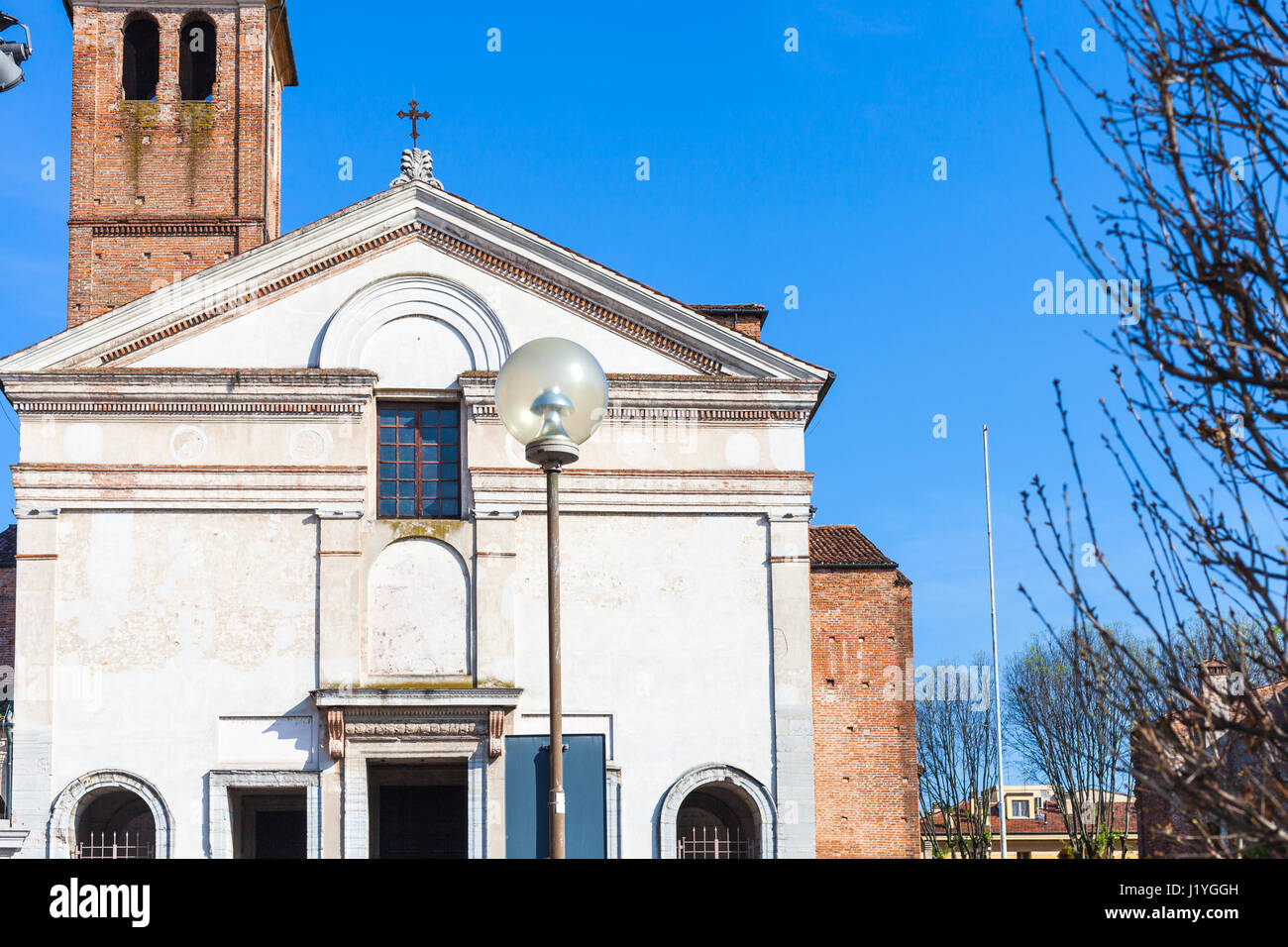 Viaggiare in Italia - vista frontale della Chiesa di San Sebastiano in Via Giovanni Acerbi nella città di Mantova in primavera Foto Stock