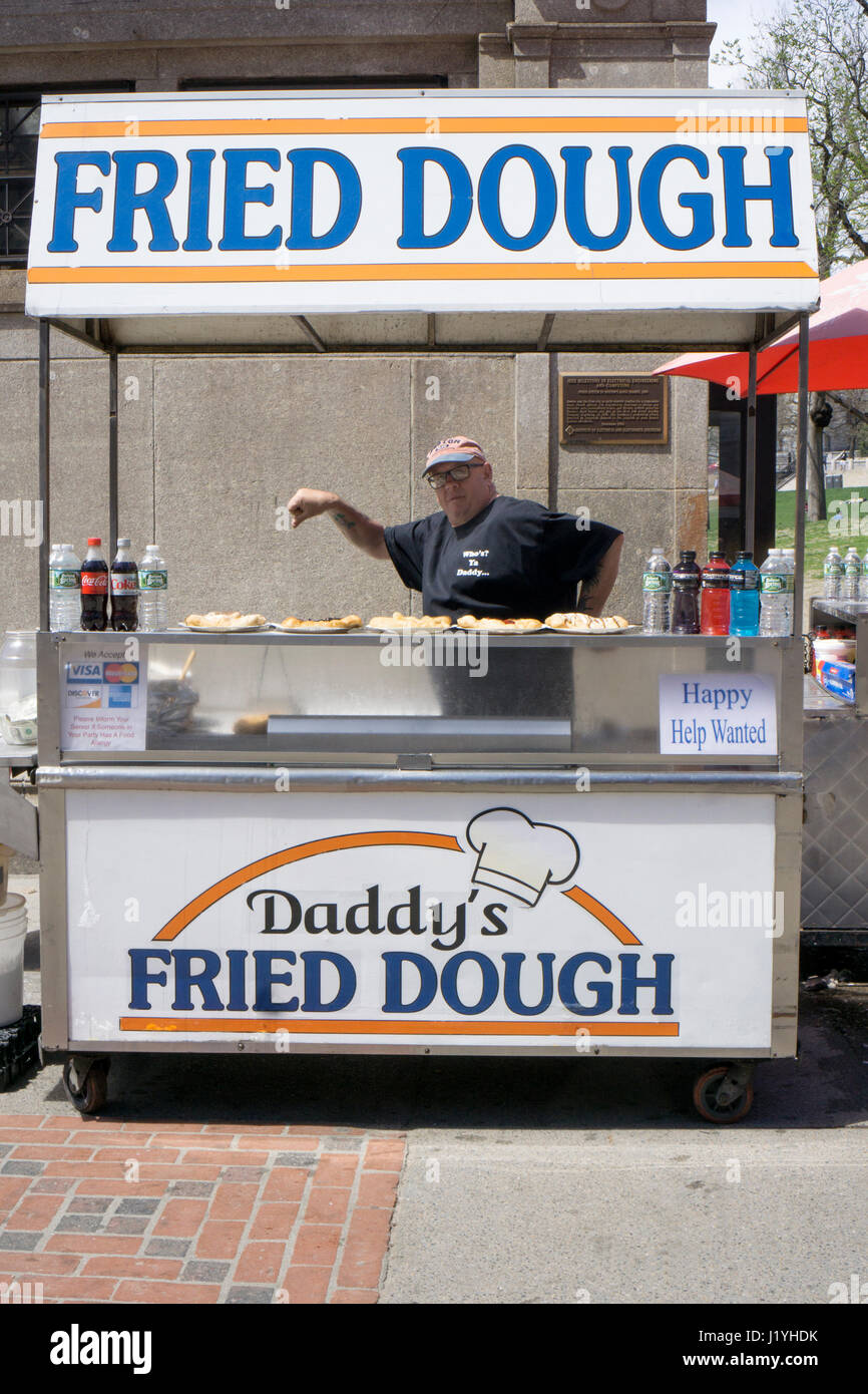 Il Daddy's impasto fritto food cart che si specializza in Boston Cream impasto fritto. In Boston Commons, Boston, Massachusetts Foto Stock