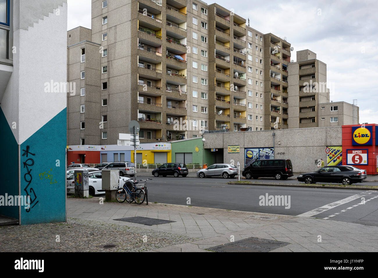 Berlino. Germania. Pre fabbricato appartamento in calcestruzzo degli edifici (Plattenbau) sulla Brunnenstraße, Wedding. Foto Stock