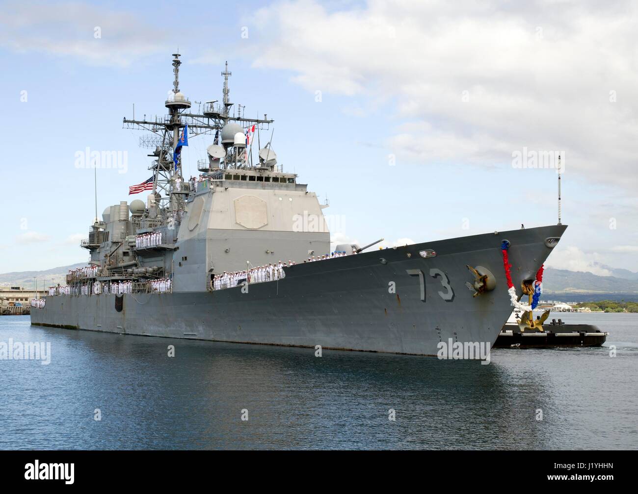 Gli Stati Uniti Navy Ticonderoga-class guidato-missili cruiser USS Port Royal ritorna alla base comune perla Harbor-Hickam Marzo 24, 2017 nel porto di perla, Hawaii. (Foto di Jeff Troutman/US Navy via Planetpix) Foto Stock