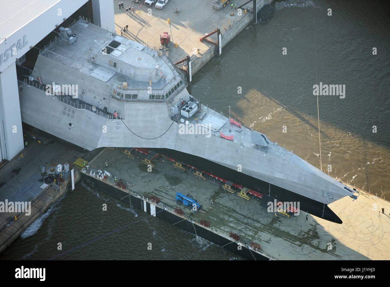 Gli Stati Uniti Navy indipendenza-class Littoral Combat Ship USS Tulsa rotoli sul lancio di Crowley a chiatta Austal USA durante la prima fase del suo processo di lancio 16 marzo 2016 nel Mobile, Alabama. (Foto dal Navy US foto via Planetpix) Foto Stock