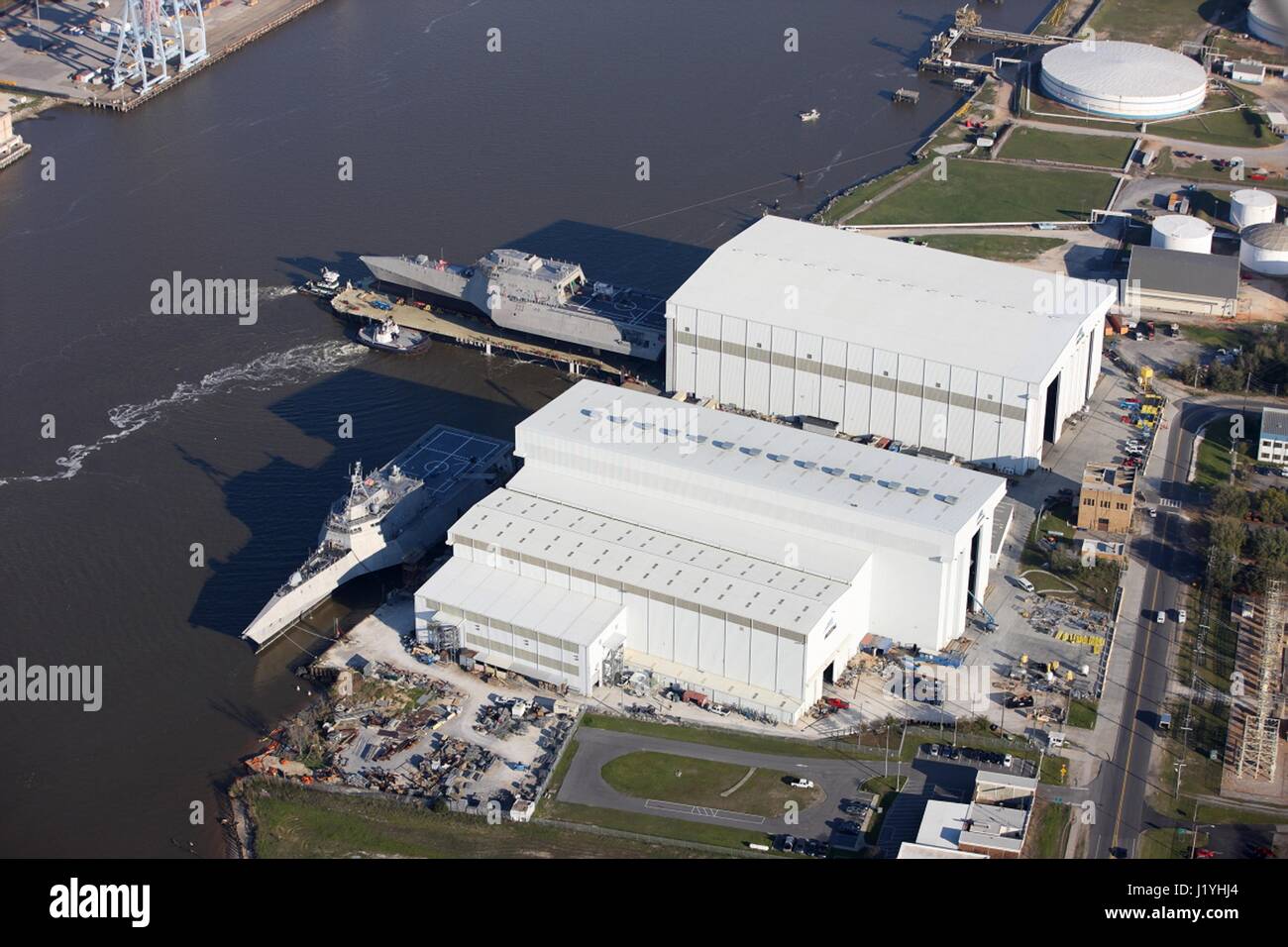 Gli Stati Uniti Navy indipendenza-class Littoral Combat Ship USS Tulsa rotoli sul lancio di Crowley a chiatta Austal USA durante la prima fase del suo processo di lancio 16 marzo 2016 nel Mobile, Alabama. (Foto dal Navy US foto via Planetpix) Foto Stock