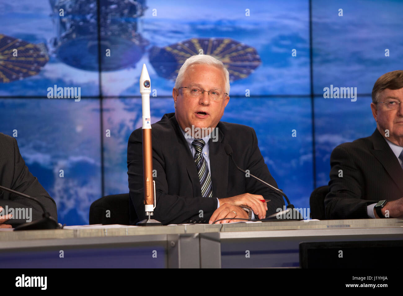 United Launch Alliance (ULA) missioni commerciali Program Manager Vern Thorp parla durante la NASA Stazione Spaziale Internazionale ATK orbitale Cygnus CRS-7 missione stato di pre-lancio briefing presso il Kennedy Space Center sito Stampa Aprile 17, 2017 in Merritt Island, Florida. (Foto di Frank Michaux /NASA via Planetpix) Foto Stock