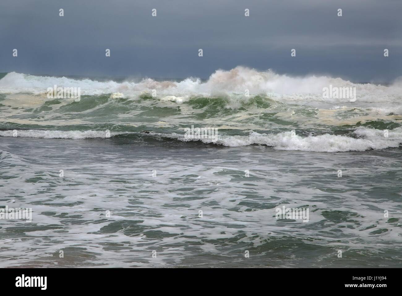 Onde tempestose la rottura Foto Stock