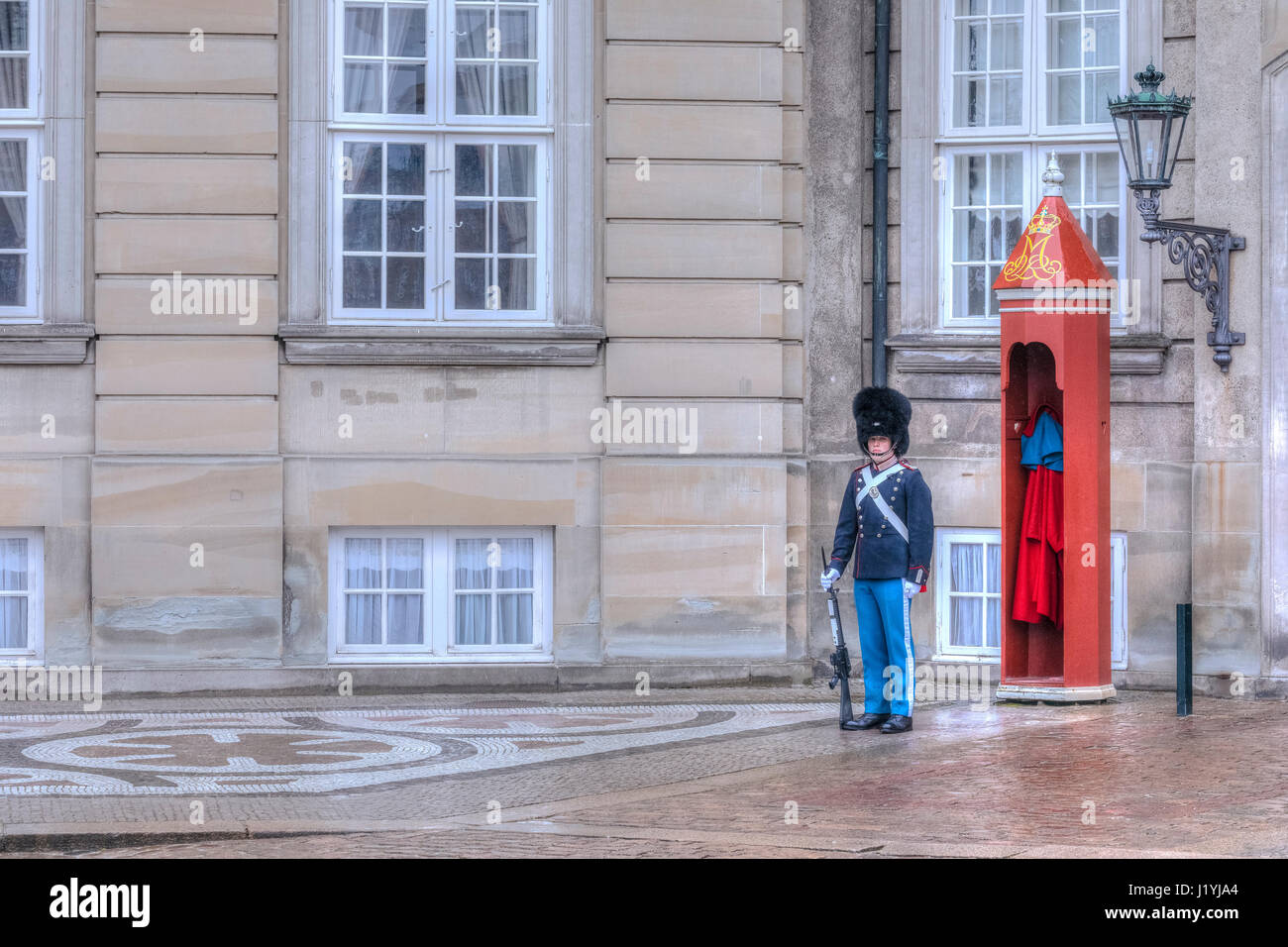 Protezioni a Palazzo Amalienborg a Copenaghen, Danimarca e Scandinavia Foto Stock