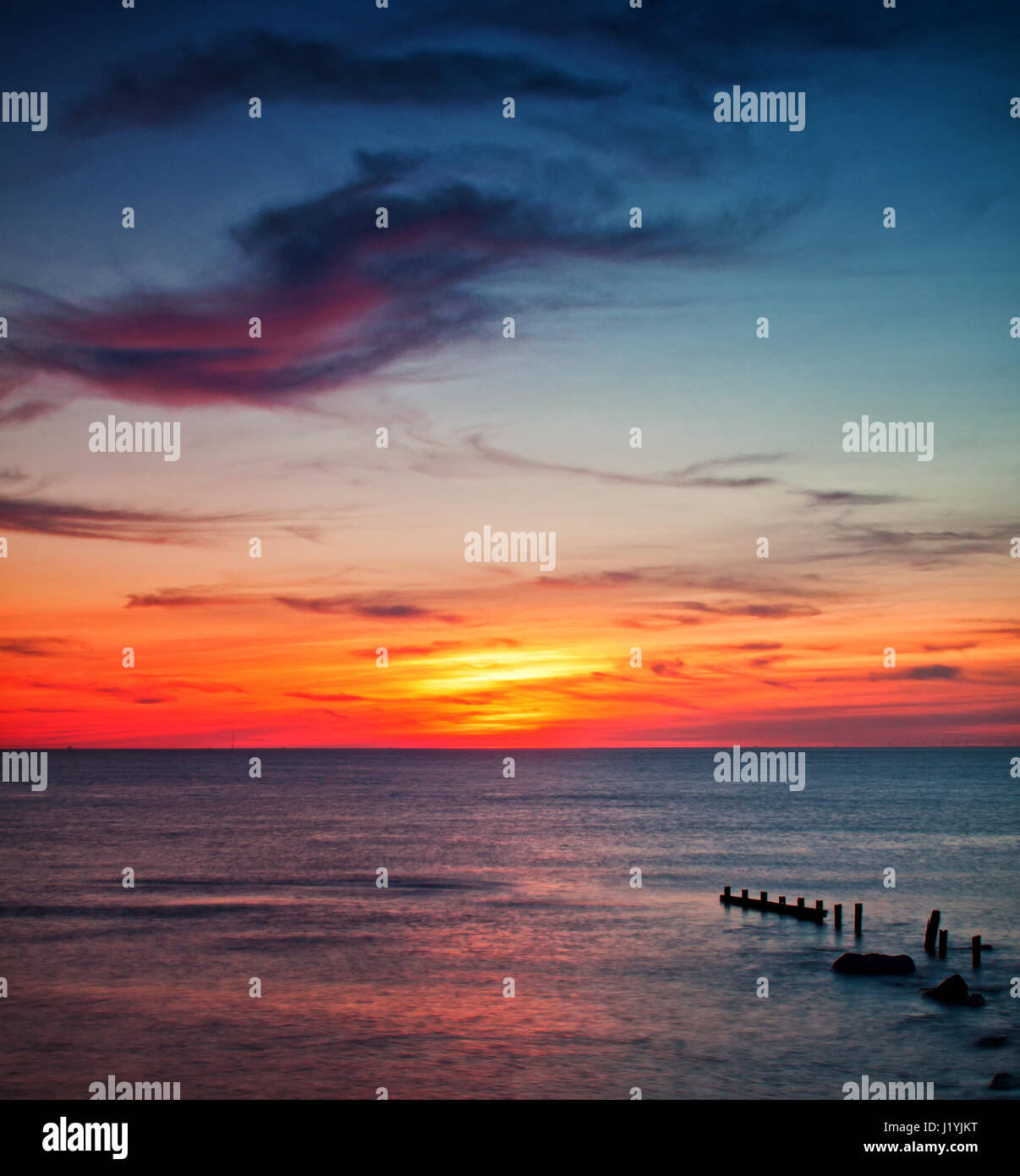 La dispersione di nuvola al tramonto Foto Stock