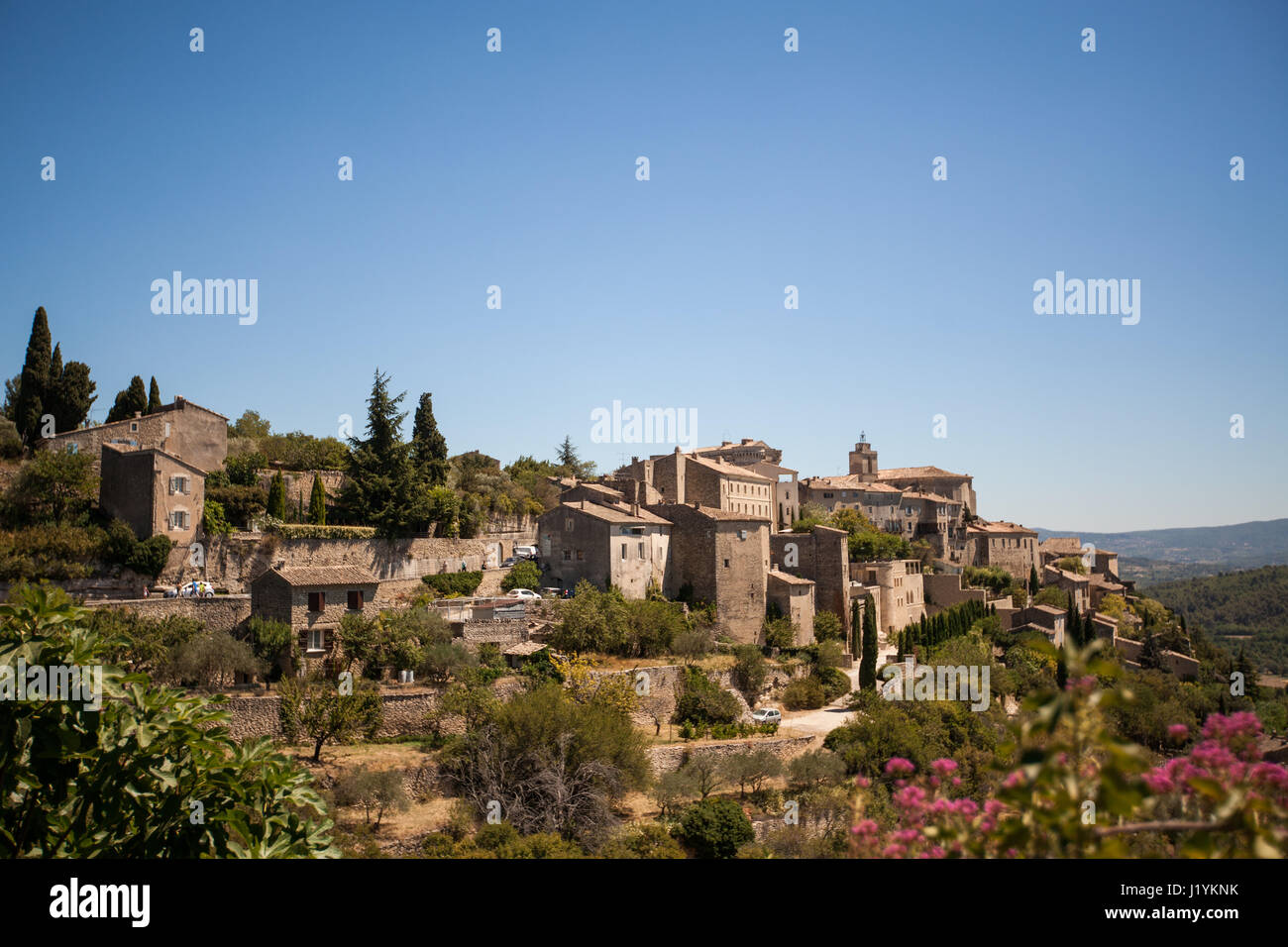 Piccolo villaggio tipico francese su una collina in Provenza, Francia, in estate Foto Stock