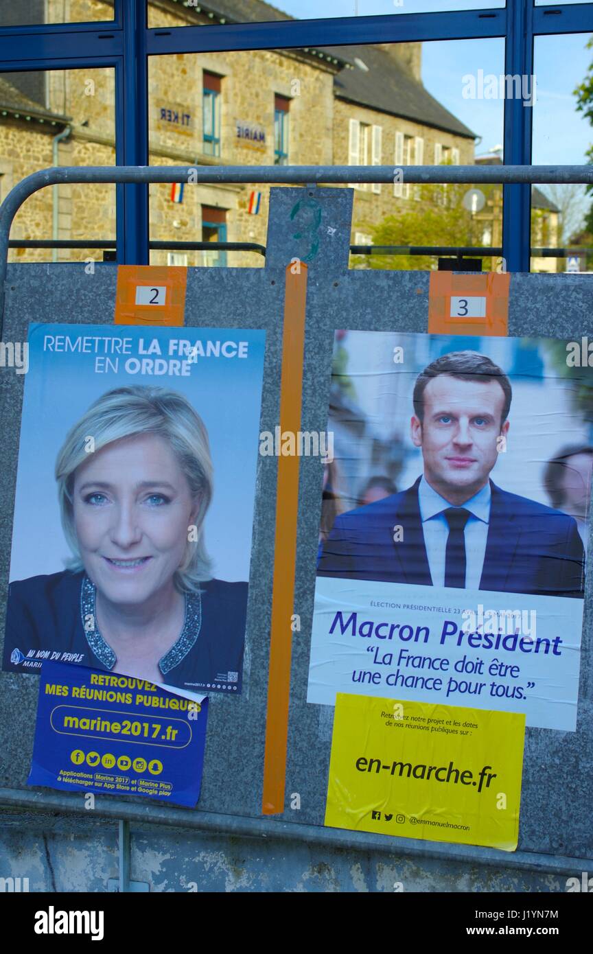 Le Vieux-Marche, Brittany, Francia. Il 22 aprile, 2017. I candidati sono visualizzati al di fuori del tranquillo seggi elettorali davanti a Francia del grande giorno delle elezioni. Credito: Luca Peters/Alamy Live News Foto Stock