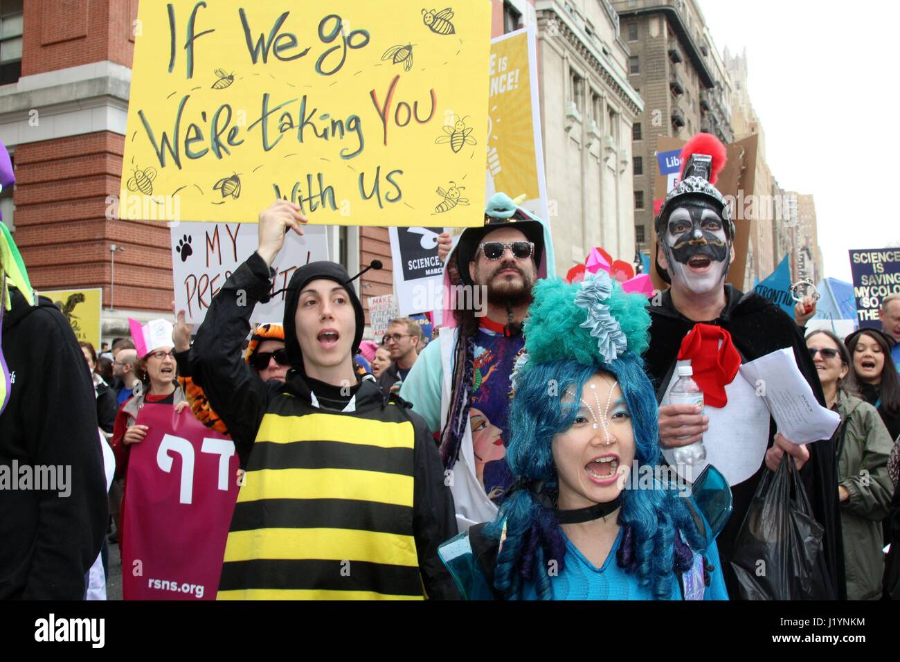 New York, US. 22 apr, 2017. New York, USA - marzo per la scienza, è stata una delle diverse centinaia di detenuti di tutto il mondo sulla terra giorno 2017. Migliaia di newyorkesi hanno percorso le strade di Manhattan che targhetta in primo piano e gli striscioni portati dai lavorando scienziati, accademici, studenti universitari, mamme, papà e i loro bambini. Credito: Credito: G. Ronald Lopez /DigiPixsAgain.us/Alamy Live News Foto Stock