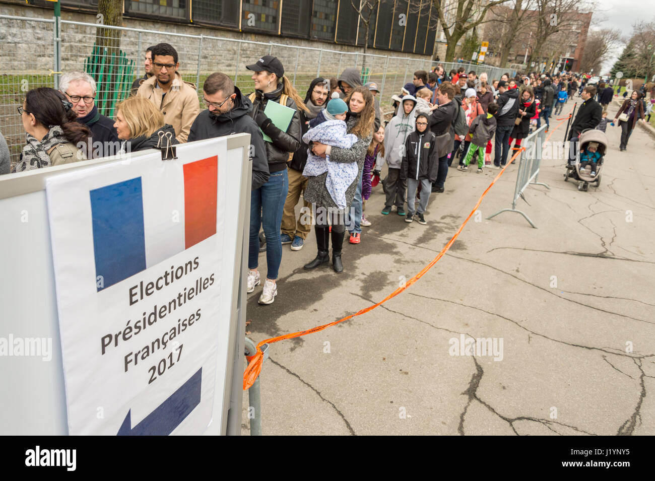 Montreal, CA - 22 Aprile 2017: cittadini francesi a Montreal sono fodera fino al College Stanislas per il loro voto per il primo round del 2017 elezioni presidenziali. Credito: Marc Bruxelle/Alamy Live News Foto Stock