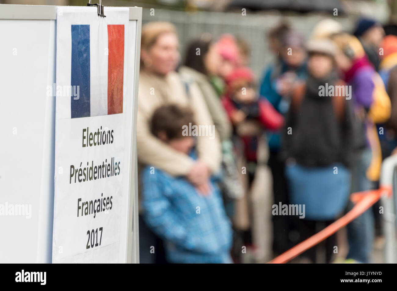 Montreal, CA - 22 Aprile 2017: cittadini francesi a Montreal sono fodera fino al College Stanislas per il loro voto per il primo round del 2017 elezioni presidenziali. Credito: Marc Bruxelle/Alamy Live News Foto Stock