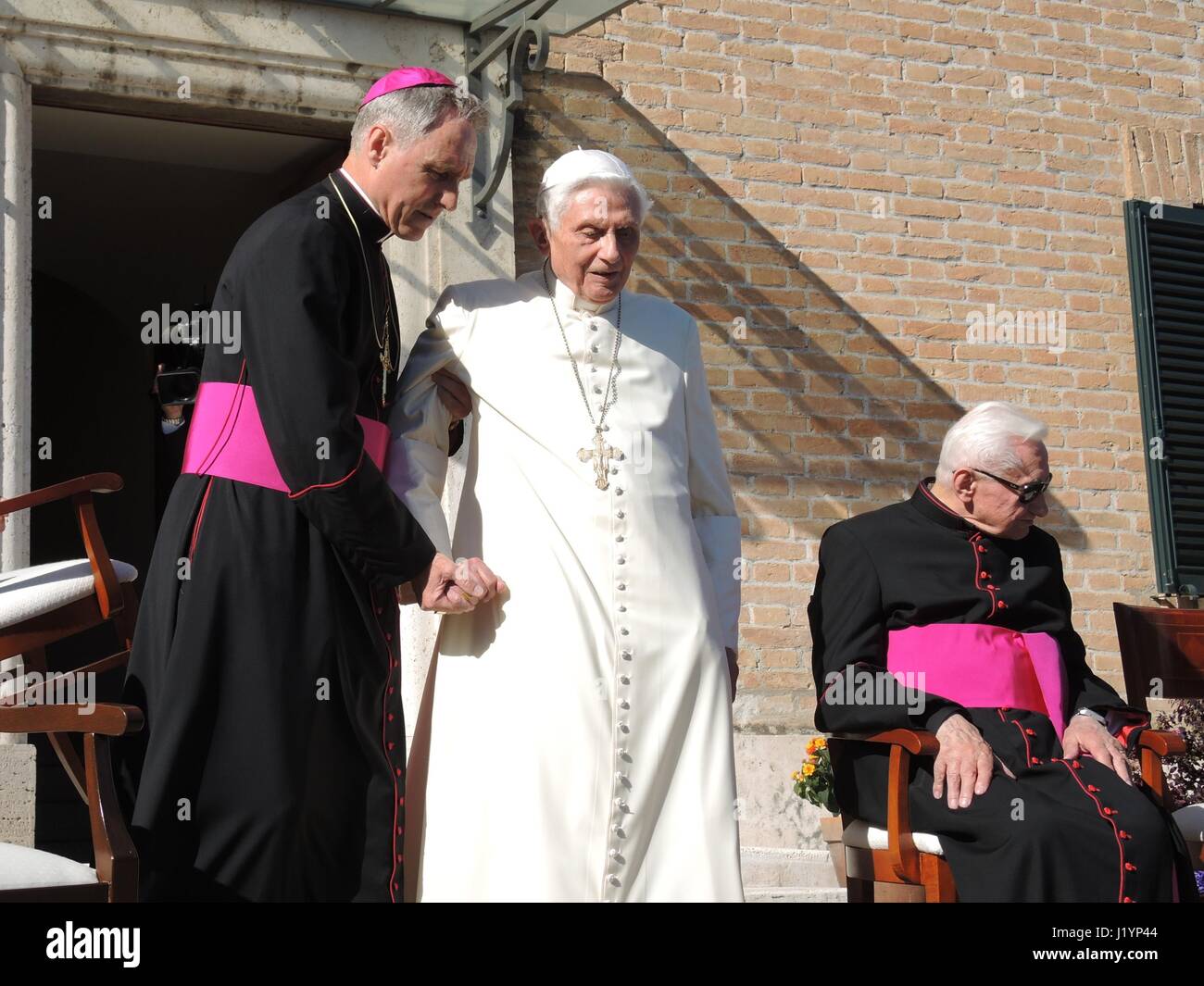 Papa emerito Benedetto XVI (C), nato Joseph Ratzinger, è assistito dal suo segretario personale Georg Gaenswein (L), sul suo modo di Mater Ecclesiae (lit. Madre della Chiesa) monastero situato all'interno dei giardini vaticani nella Città del Vaticano, 17 aprile 2017. Emerito Papa Benedetto XVI è stato residente in questa posizione dal momento che le sue dimissioni nel 2013. Foto: Lena Klimkeit/dpa Foto Stock