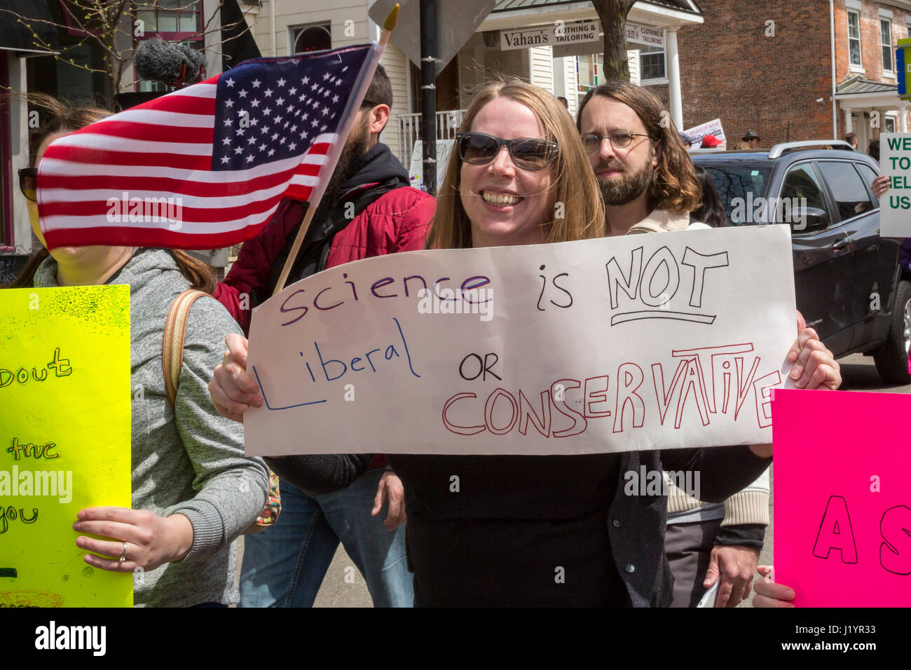 Ann Arbor, Michigan, Stati Uniti d'America. 22 apr, 2017. Migliaia si sono riuniti presso la University of Michigan e hanno marciato per la costruzione federale nel mese di marzo per la scienza. È stato uno dei centinaia di marche per la scienza svoltasi a Washington e nelle città di tutto il mondo. Le marche sono state richiesto dal disprezzo per la scienza dimostrato da alcuni funzionari governativi. Credito: Jim West/Alamy Live News Foto Stock