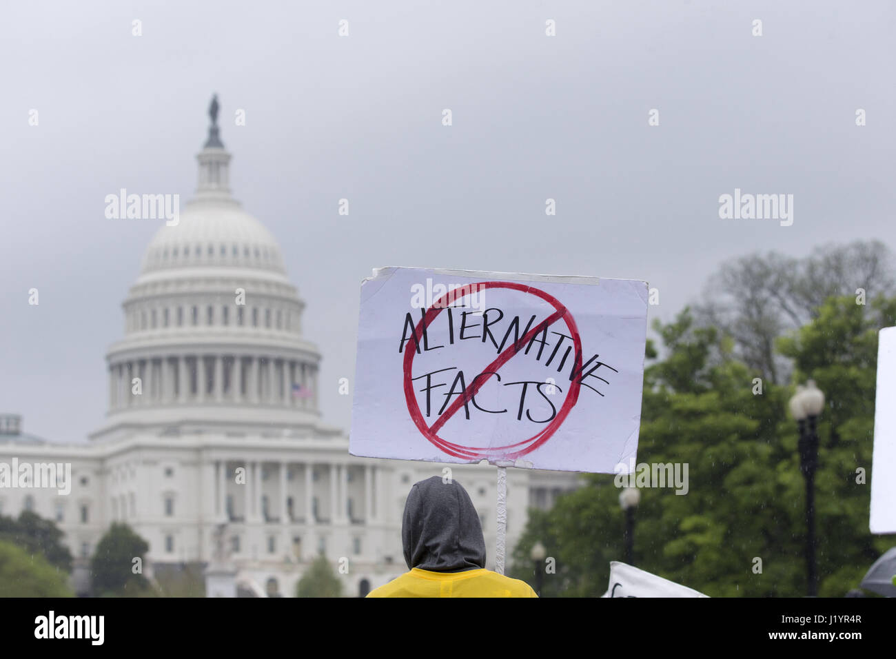 Washington, Distretto di Columbia, Stati Uniti d'America. 22 apr, 2017. Un manifestante marche verso gli Stati Uniti Capitol su Constitution Avenue portante un ''alcuna alternativa fatti'' segno di protesta durante il mese di marzo per la scienza in Washington, DC il 22 aprile 2017. Credito: Alex Edelman/ZUMA filo/Alamy Live News Foto Stock