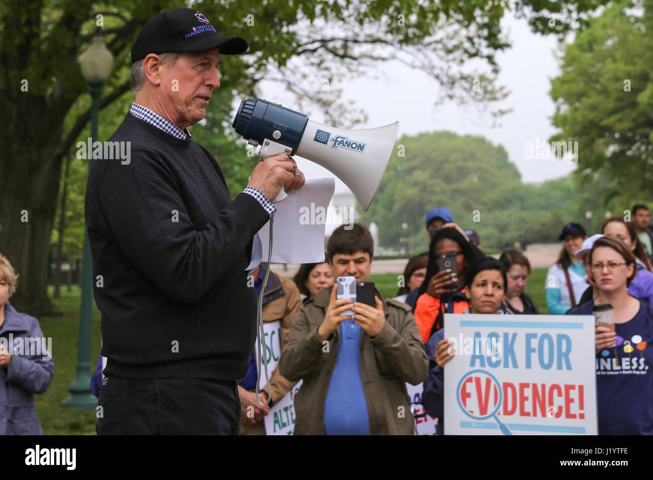 Washington DC, Stati Uniti d'America. Il 22 aprile, 2017. Rappresentante Don Beyer (D-VA7) parla di un gruppo di sostenitori prima di marciare in marzo per la scienza rally Credito: Giuseppe Gruber/Alamy Live News Foto Stock