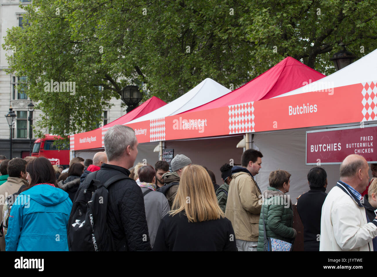 Londra, Regno Unito. Il 22 aprile, 2017. St George's Day 2017 celebrazioni a Trafalgar Square a Londra England Regno Unito. L'annuale evento gratuito è stato organizzato dal sindaco di Londra e attratto una grande folla per celebrare il Santo Patrono dell'Inghilterra. Alcune persone nella folla sono state molto colorate e alcuni indossavano i costumi per la gioia dei bambini e degli adulti. Credito: Chris Fotografia di maiale/Alamy Live News Foto Stock