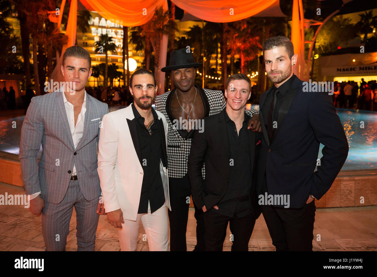 Las Vegas, NV, Stati Uniti d'America. Xxi Aprile, 2017. Membri del cast Anton Engel, Ryan Pires, Sauls-Addison Manwe, Ryan Carlson e David Terry celebrare la serata di apertura del MAGIC MIKE LIVE LAS VEGAS Hard Rock Hotel & Casino Credit: Erik Kabik Fotografia/media/punzone Alamy Live News Foto Stock