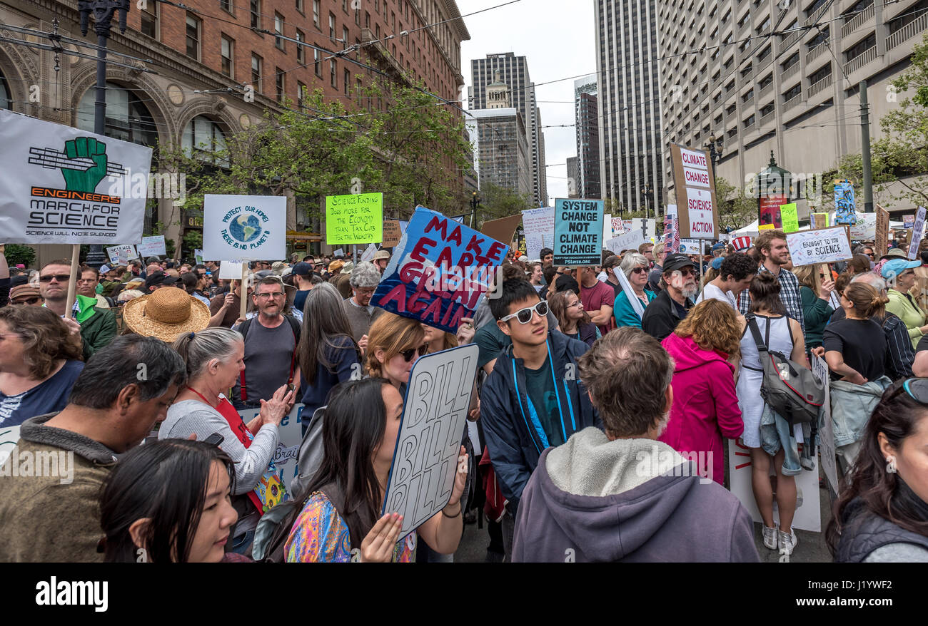 San Francisco, California, Stati Uniti d'America. Il 22 aprile, 2017. La folla si gonfia al di là di Justin Herman Plaza, dove un giorno di terra rally si è svolta prima del mese di marzo per la scienza in San Francisco e prosegue bene verso il basso Market Street prima del marzo inizia il 22 aprile 2017. Migliaia si sono riuniti per il mese di marzo per la scienza nel centro cittadino di San Francisco per mostrare il sostegno per la scienza negli Stati Uniti mentre anche protestare Trump's tagli principali all'Agenzia per la protezione ambientale. Credito: Shelly Rivoli/Alamy Live News Foto Stock