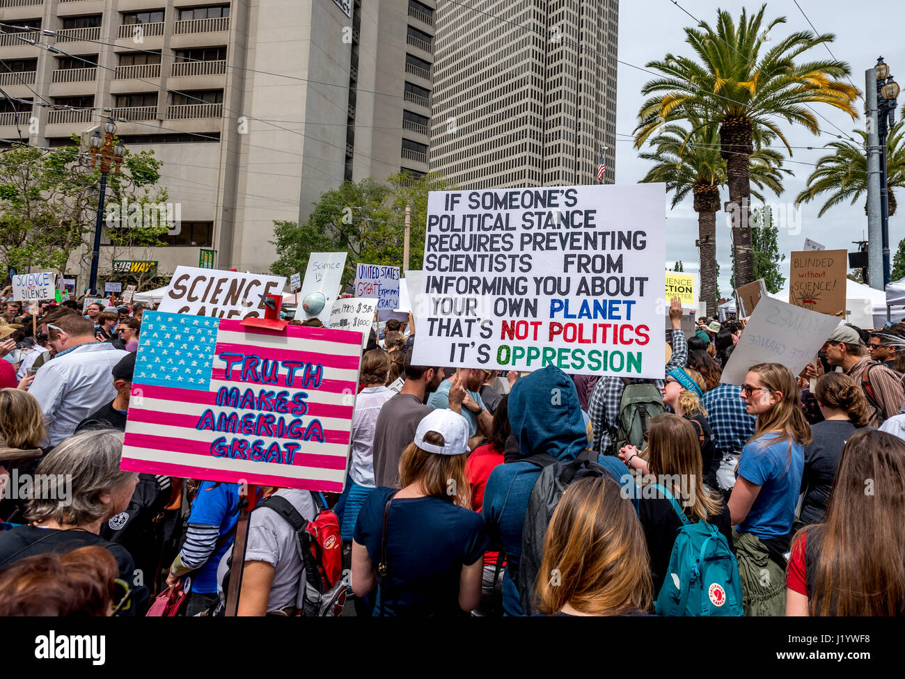 San Francisco, California, Stati Uniti d'America. Il 22 aprile, 2017. La folla si gonfia al di là di Justin Herman Plaza dove un giorno di terra rally si è svolta prima del mese di marzo per la scienza a San Francisco il 22 aprile 2017. Un segno legge "la verità rende l'America grande' e un altro si legge: "Se qualcuno l'atteggiamento politico necessita di prevenire gli scienziati di informare circa il proprio pianeta, che non è la politica di oppressione.' migliaia si sono riuniti per il mese di marzo per la scienza nel centro cittadino di San Francisco per mostrare il sostegno per la scienza negli Stati Uniti mentre anche protestare Trump's tagli principali all'Agenzia per la protezione ambientale. Il credito Foto Stock