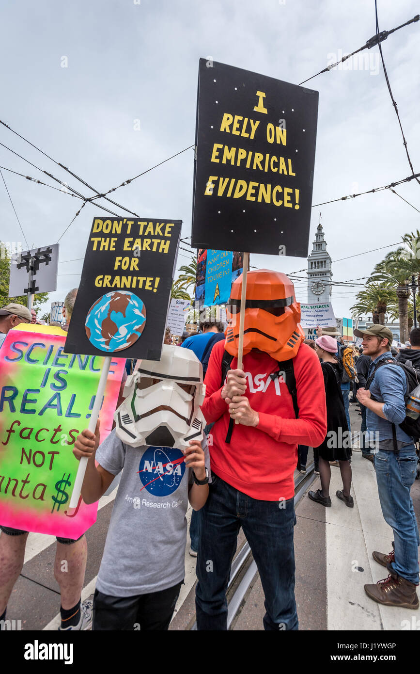 San Francisco, California, Stati Uniti d'America. Il 22 aprile, 2017. Come la folla si raduna davanti al San Francisco marzo per la scienza, un uomo e bambino usura storm trooper caschi e tenere i segni la lettura " mi si basano su prove empiriche!' e 'non prendere la terra per granito!' migliaia si sono riuniti per il mese di marzo per la scienza nel centro cittadino di San Francisco per mostrare il sostegno per la scienza negli Stati Uniti mentre anche protestare Trump's tagli principali all'Agenzia per la protezione ambientale, gli istituti nazionali di sanità e altre scienze-programmi correlati. Una fiera della scienza si è svolta nel Centro Civico Plaza dopo il mese di marzo. Credito: Shelly Ri Foto Stock