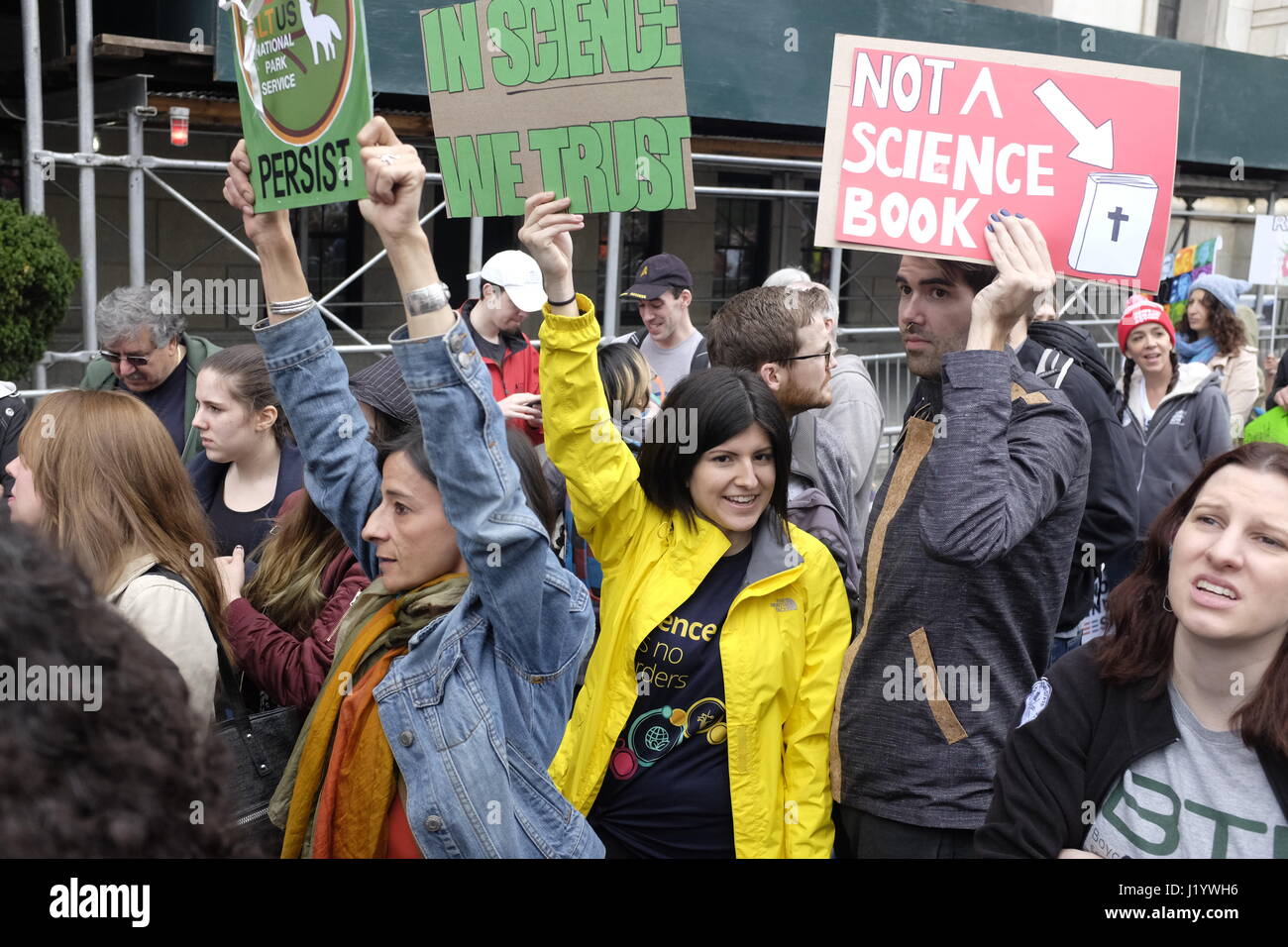 NEW YORK, NY: migliaia di Newyorkesi partecipare nel mese di marzo per la scienza per accrescere la consapevolezza delle cause ambientali e l'importanza di continuare a finanziare la scienza federale dei programmi e delle agenzie. Foto Stock