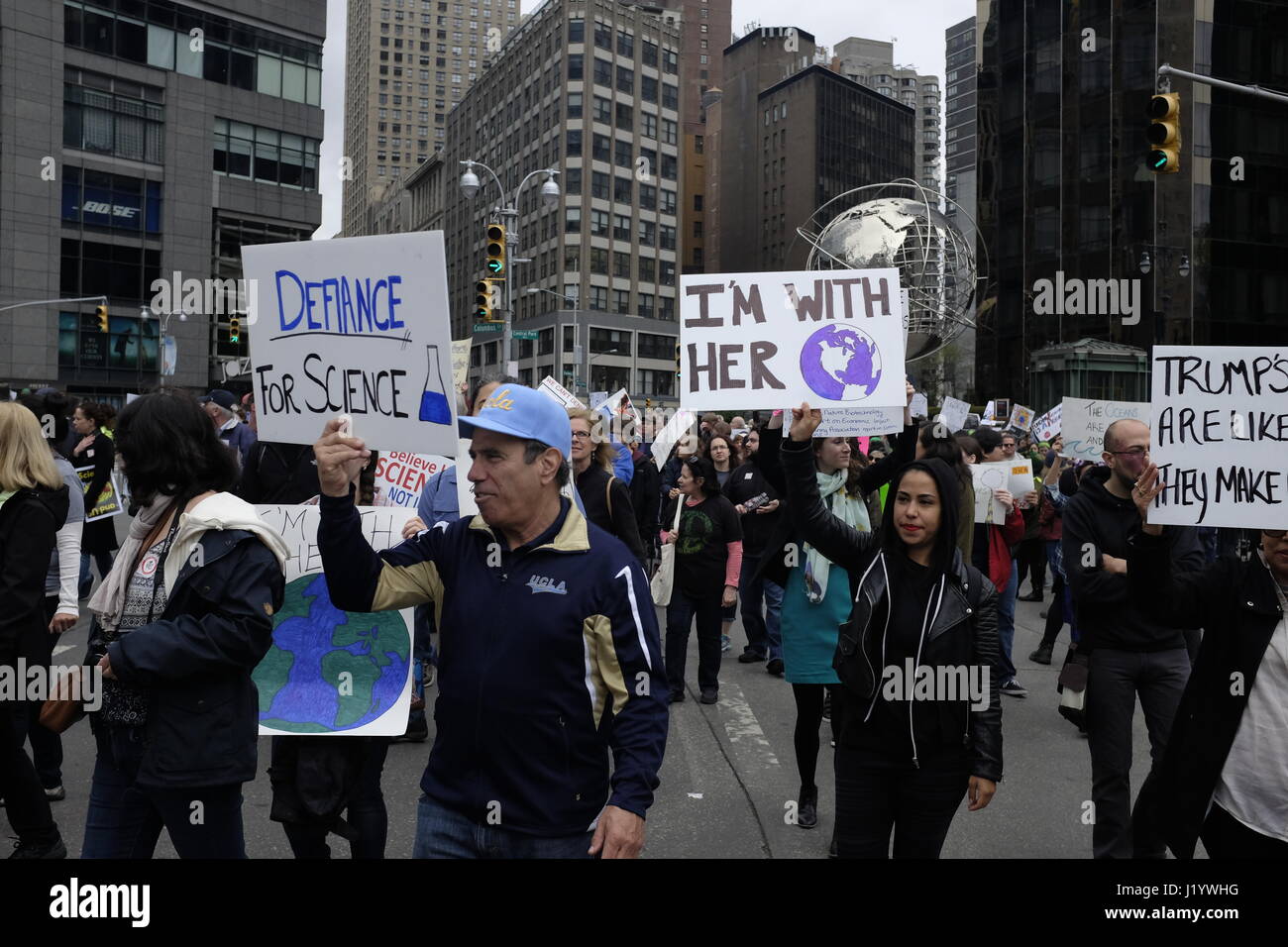NEW YORK, NY: migliaia di Newyorkesi partecipare nel mese di marzo per la scienza per accrescere la consapevolezza delle cause ambientali e l'importanza di continuare a finanziare la scienza federale dei programmi e delle agenzie. Foto Stock