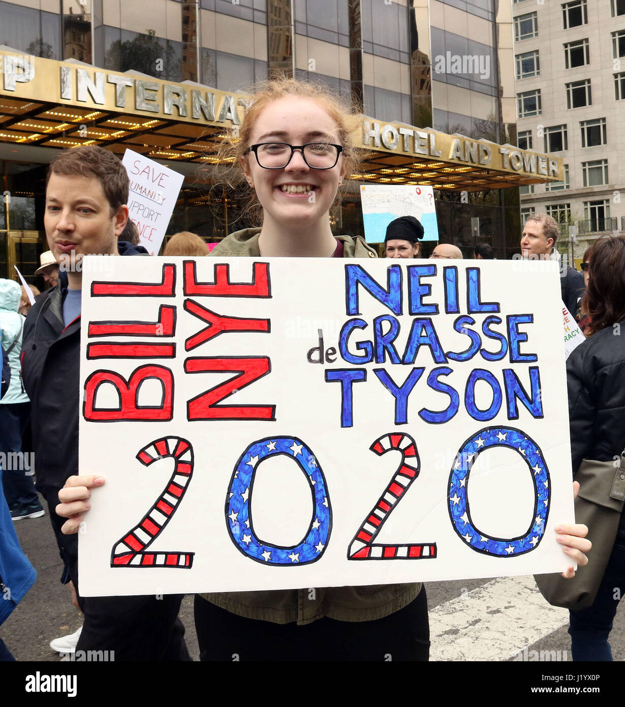 New York, New York, Stati Uniti d'America. 22 apr, 2017. Un attivista detiene un segno durante il mese di marzo per la scienza NYC fuori il Trump International Hotel and Tower su Central Park West Columbus Circle tenutasi il giorno di terra. Credito: Nancy Kaszerman/ZUMA filo/Alamy Live News Foto Stock