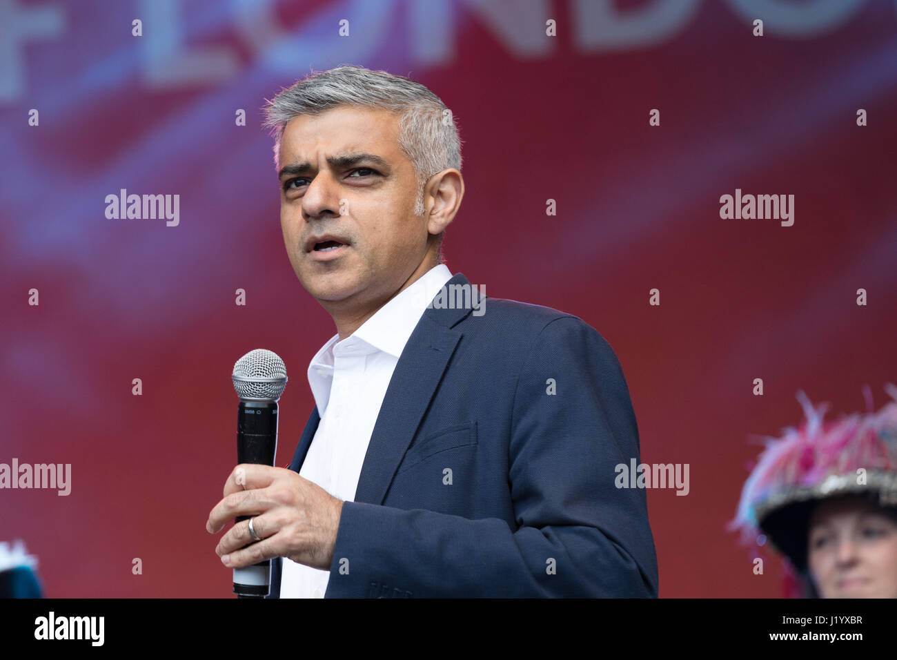Londra, Regno Unito. Il 22 aprile 2017. Sadiq Khan, sindaco di Londra a parlare sul palco di St George's Day celebrazioni a Trafalgar Square a Londra. Saint George's Giorno è il giorno della festa di San Giorgio. È celebrata da varie Chiese cristiane e dalle varie nazioni, i regni, paesi e città di cui San Giorgio è il santo patrono. Saint George's giorno si celebra il 23 aprile, tradizionalmente accettata data di Saint George's morte nel 303 d.c. Credito: London pix/Alamy Live News Foto Stock