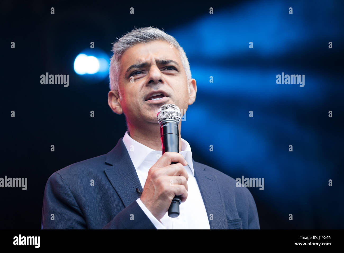 Londra, Regno Unito. Il 22 aprile 2017. Sadiq Khan, sindaco di Londra a parlare sul palco di St George's Day celebrazioni a Trafalgar Square a Londra. Saint George's Giorno è il giorno della festa di San Giorgio. È celebrata da varie Chiese cristiane e dalle varie nazioni, i regni, paesi e città di cui San Giorgio è il santo patrono. Saint George's giorno si celebra il 23 aprile, tradizionalmente accettata data di Saint George's morte nel 303 d.c. Credito: London pix/Alamy Live News Foto Stock