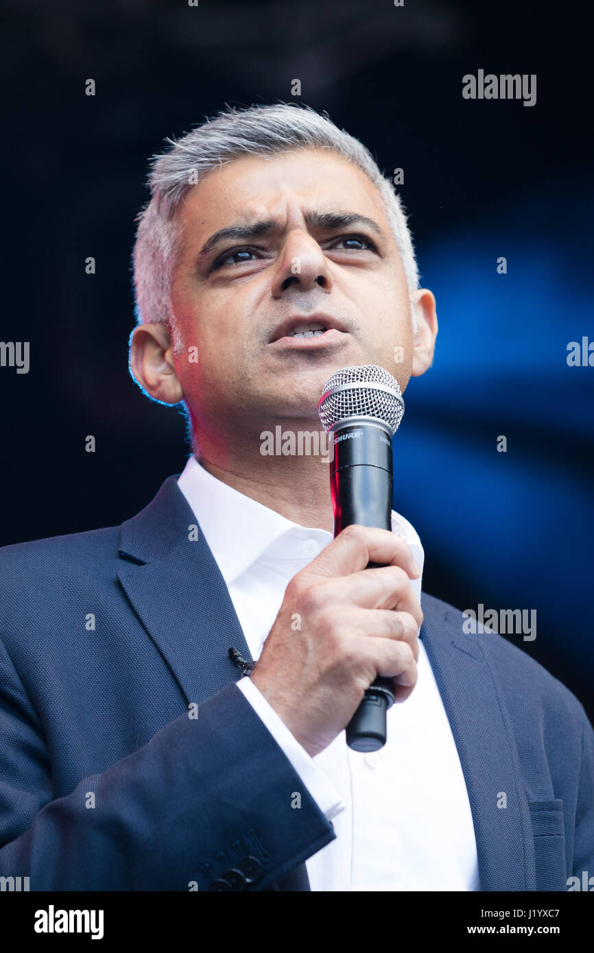 Londra, Regno Unito. Il 22 aprile 2017. Sadiq Khan, sindaco di Londra a parlare sul palco di St George's Day celebrazioni a Trafalgar Square a Londra. Saint George's Giorno è il giorno della festa di San Giorgio. È celebrata da varie Chiese cristiane e dalle varie nazioni, i regni, paesi e città di cui San Giorgio è il santo patrono. Saint George's giorno si celebra il 23 aprile, tradizionalmente accettata data di Saint George's morte nel 303 d.c. Credito: London pix/Alamy Live News Foto Stock
