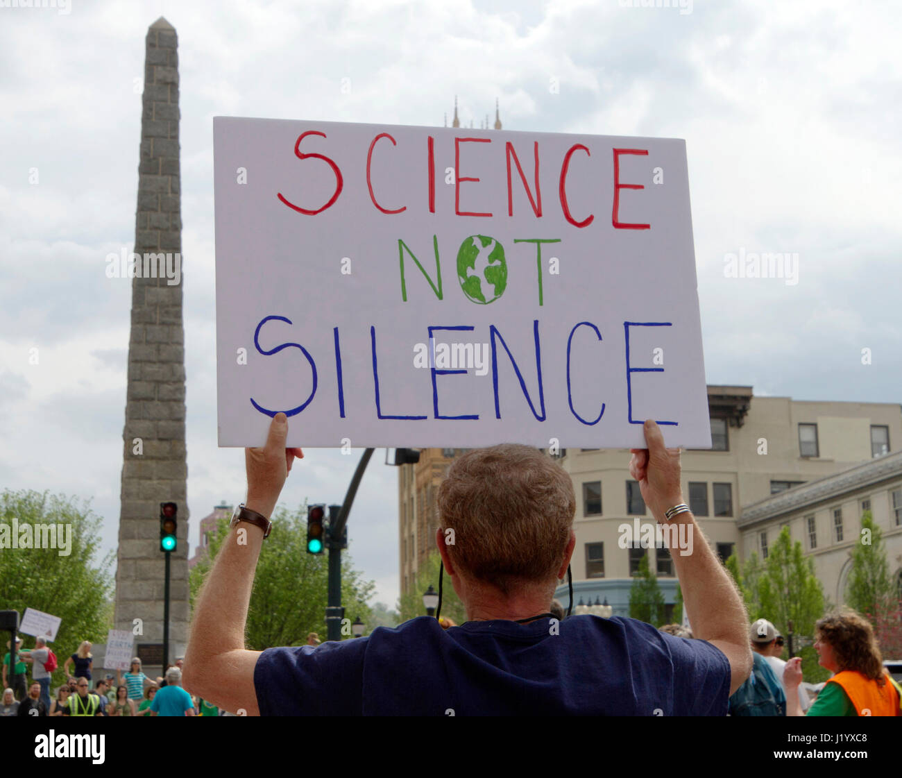 Asheville, North Carolina, STATI UNITI D'AMERICA: 22 Aprile 2017 - Un uomo può contenere fino a segno Eart giorno che dice che "la scienza non il silenzio' che sollecita la resistenza a Donald Trump's anti-scienza agenda, a marzo per la scienza sulla Giornata della Terra, 22 aprile 2017 nel centro di Asheville, NC. Foto Stock