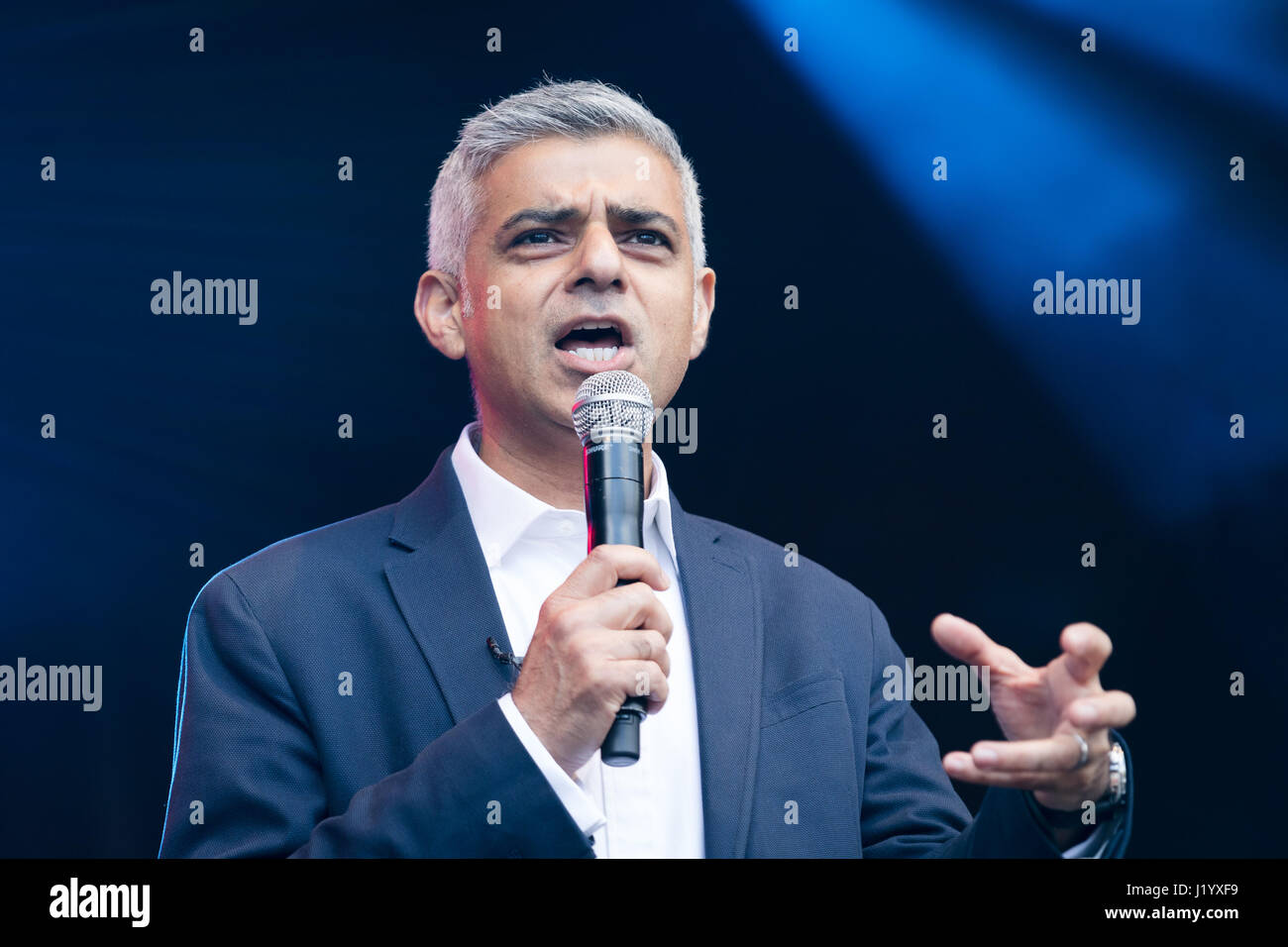 Londra, Regno Unito. Il 22 aprile 2017. Sadiq Khan, sindaco di Londra a parlare sul palco di St George's Day celebrazioni a Trafalgar Square a Londra. Saint George's Giorno è il giorno della festa di San Giorgio. È celebrata da varie Chiese cristiane e dalle varie nazioni, i regni, paesi e città di cui San Giorgio è il santo patrono. Saint George's giorno si celebra il 23 aprile, tradizionalmente accettata data di Saint George's morte nel 303 d.c. Credito: London pix/Alamy Live News Foto Stock