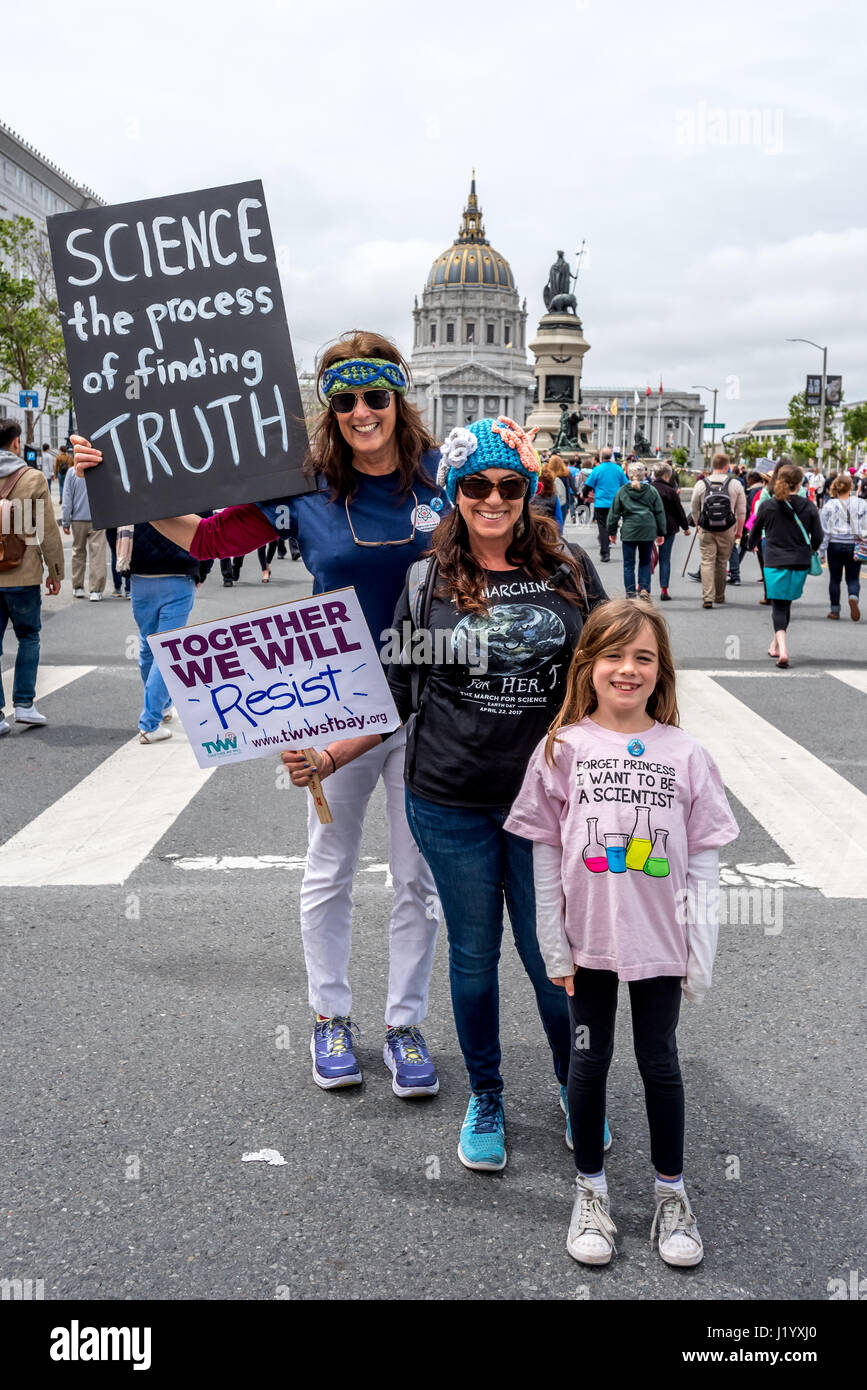 San Francisco, California, Stati Uniti d'America. Il 22 aprile, 2017. Due donne e una ragazza davanti a San Francisco City Hall a conclusione del mese di marzo per la scienza San Francisco tenutasi il 22 aprile 2017. Migliaia di fedeli per l'evento per mostrare il sostegno per la scienza negli Stati Uniti mentre anche protestare Trump's tagli principali all'Agenzia per la protezione ambientale, gli istituti nazionali di sanità e altre scienze-programmi correlati. Una fiera della scienza si è svolta nel Centro Civico Plaza dopo il mese di marzo. Credito: Shelly Rivoli/Alamy Live News Foto Stock