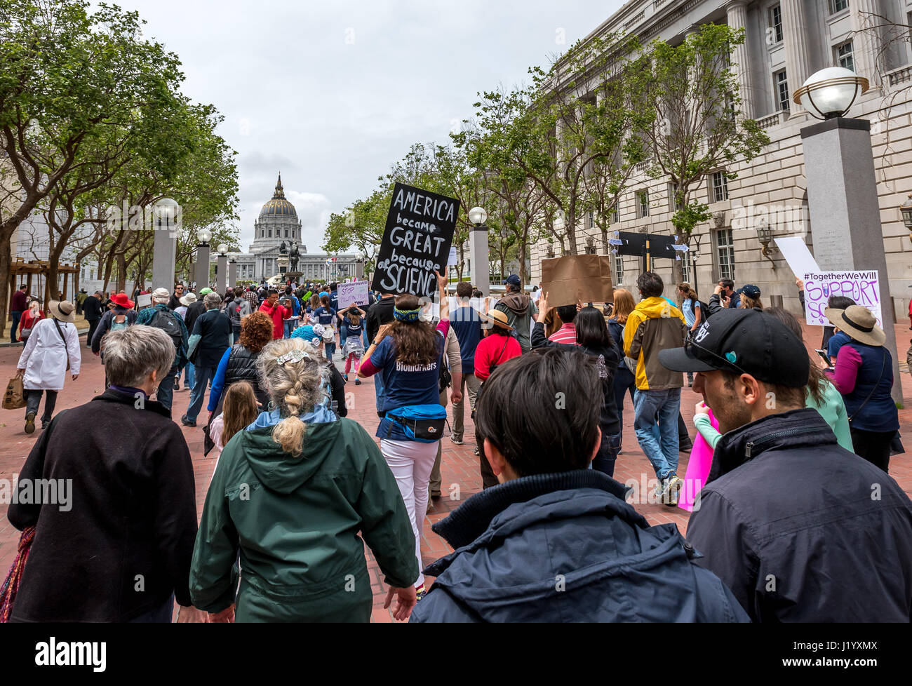 San Francisco, California, Stati Uniti d'America. Il 22 aprile, 2017. La giornata della terra dimostranti approccio San Francisco City Hall e il Centro Civico Plaza, dove una fiera della scienza è stata messa in scena a seguire il mese di marzo per la scienza il 22 aprile 2017. Migliaia di fedeli per l'evento per mostrare il sostegno per la scienza negli Stati Uniti mentre anche protestare Trump's tagli principali all'Agenzia per la protezione ambientale, gli istituti nazionali di sanità e altre scienze-programmi correlati. Una fiera della scienza si è svolta nel Centro Civico Plaza dopo il mese di marzo. Credito: Shelly Rivoli/Alamy Live News Foto Stock