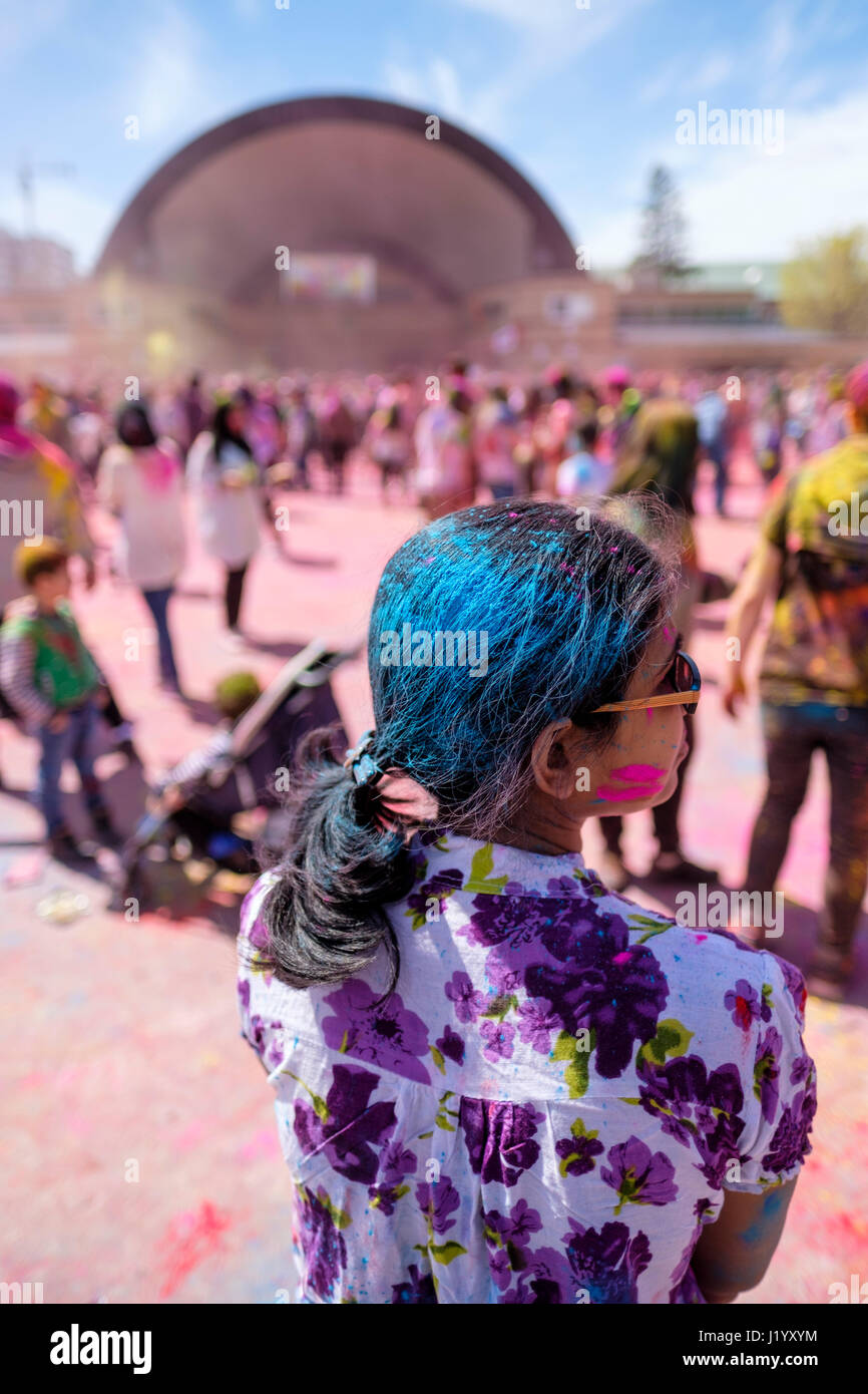 London, Ontario, Canada, 22 apr, 2017. Una folla di festaioli stare insieme a Victoria Park per la Holi festival di primavera, anche noto come Rangwali Holi, Dhuleti, Dhulandi, Phagwah, o semplicemente come Festival di colori, un festival indù per festeggiare l arrivo della primavera a Londra, Ontario, Canada. Credito: Rubens Alarcon/Alamy Live News. Foto Stock