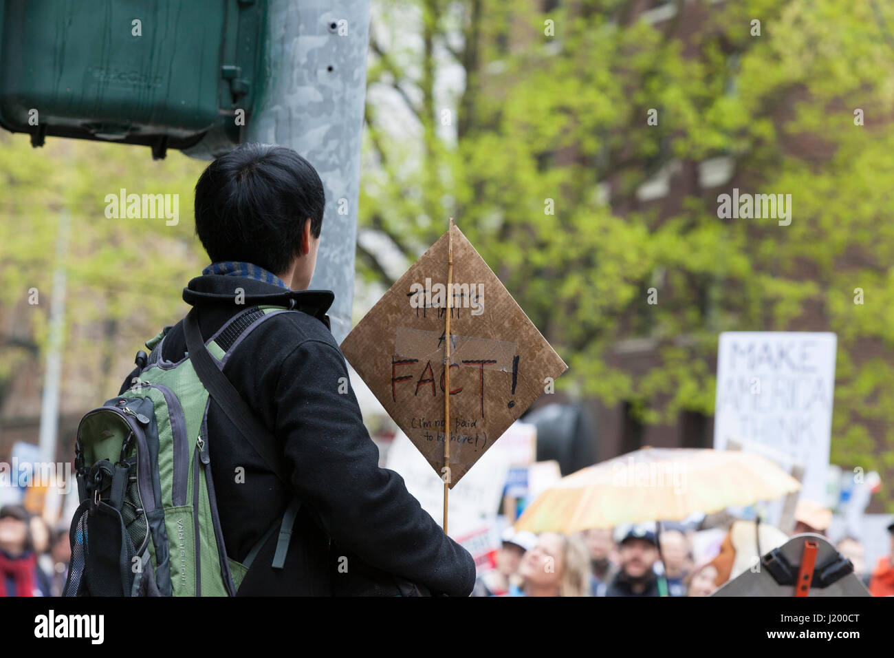 Seattle, Washington, Stati Uniti d'America. Il 22 aprile, 2017. Bingram L. detiene un segno di protesta a Seattle Glossari Affini. Il mese di marzo per la scienza Seattle è stato un non-partigiano rally e sorella di marzo alla Marcia Nazionale per la scienza e per oltre 600 città in tutto il mondo sul giorno di terra. Migliaia hanno marciato dalla Cal Anderson Park in Campidoglio intorno al centro di Seattle per celebrare la scienza e il ruolo che essa svolge nella vita quotidiana nonché per protestare contro le politiche di Trump amministrazione. Foto Stock