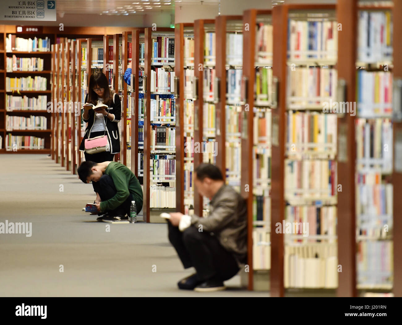 Pechino, Cina. 23 apr, 2017. I cittadini di leggere i libri della biblioteca nazionale di Cina a Pechino Capitale della Cina, 23 aprile 2017. La Giornata Mondiale del Libro cade di domenica. Credito: Zhang Chenlin/Xinhua/Alamy Live News Foto Stock