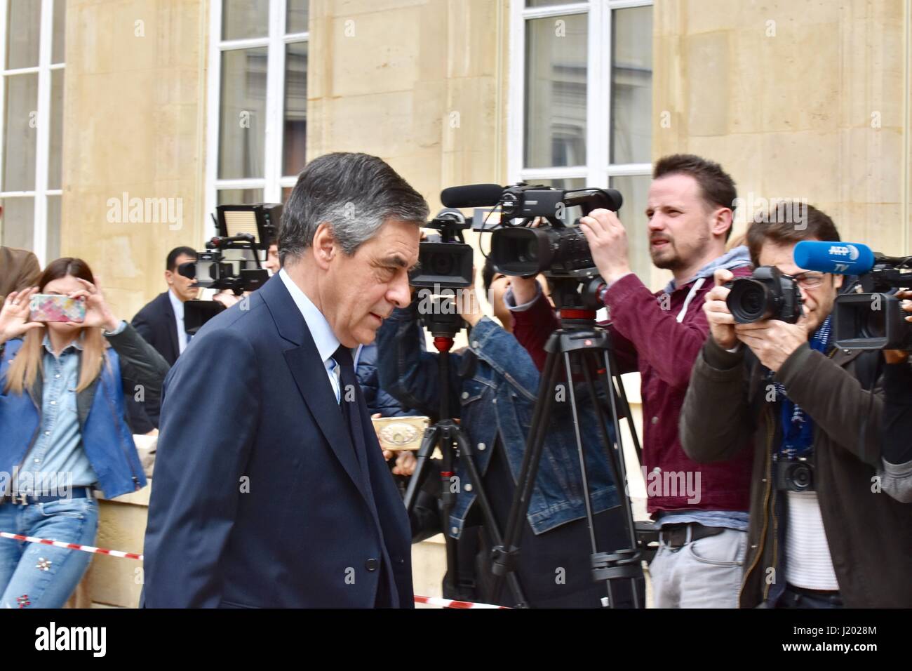 Parigi, Francia. 23 apr, 2017. Francois Fillon (anteriore), i repubblicani (Les Repubblicani) partito candidato presidenziale, arriva a gettare il suo voto durante le elezioni presidenziali in Parigi, Francia, 23 aprile 2017. Milioni di elettori francesi ha iniziato a colata le loro schede elettorali nel primo turno delle elezioni presidenziali di domenica mattina con un'atmosfera di incertezza. Credito: Li Genxing/Xinhua/Alamy Live News Foto Stock