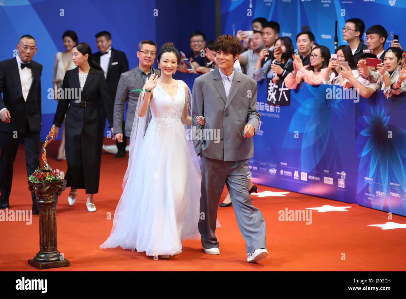 Pechino, Cina. 23 apr, 2017. Equipaggio del filmato Mr non è un problema camminare sul tappeto rosso per la cerimonia di chiusura del VII Beijing International Film Festival (BJIFF) a Pechino, capitale della Cina, 23 aprile 2017. Credito: Cai Yang/Xinhua/Alamy Live News Foto Stock
