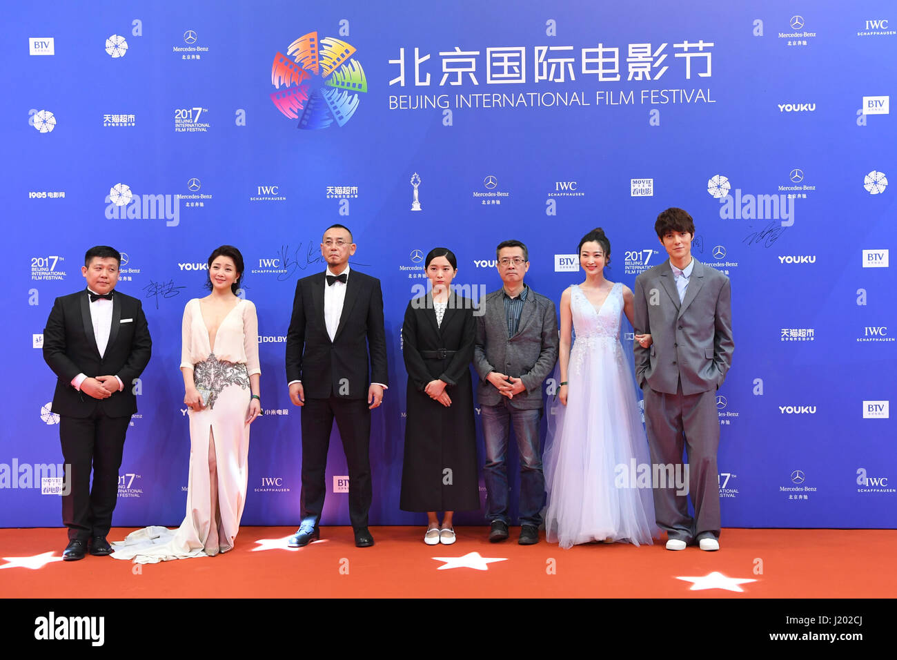 Pechino, Cina. 23 apr, 2017. Equipaggio del filmato signor nessun problema pone sul tappeto rosso per la cerimonia di chiusura del VII Beijing International Film Festival (BJIFF) a Pechino, capitale della Cina, 23 aprile 2017. Credito: Shen Hong/Xinhua/Alamy Live News Foto Stock