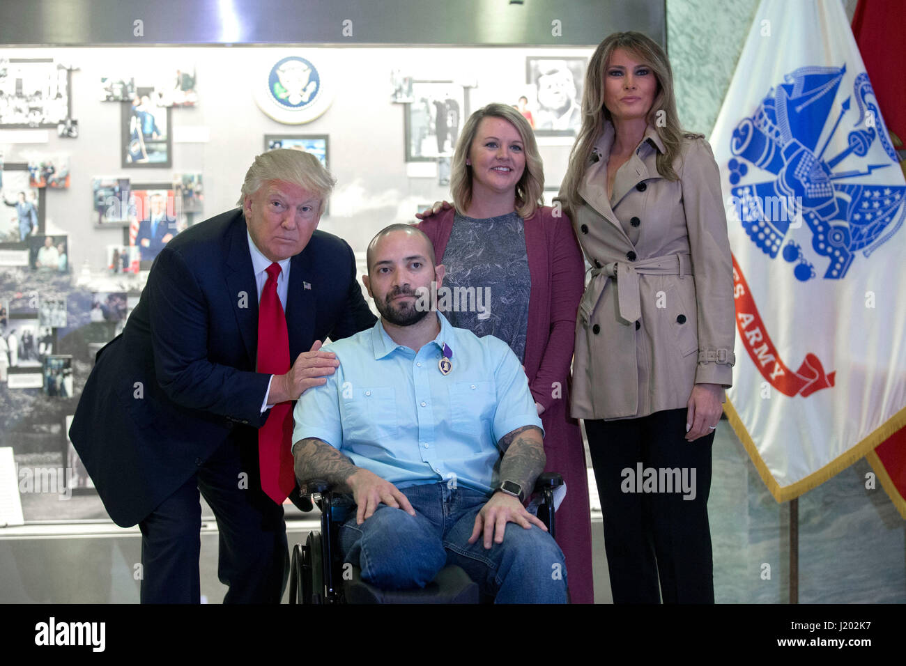 Il presidente statunitense Trump (L), con la prima signora Melania Trump (R), parla con il sergente di prima classe Alvaro Barrientos (2-L), con sua moglie Tammy Barrientos (2-R), dopo l'aggiudicazione del cuore viola per lui durante una visita a Walter Reed Militare Nazionale Medical Center di Bethesda, Maryland, USA, 22 aprile 2017. Il sergente di prima classe Alvaro Barrientos è stato recentemente ferito in Afghanistan mentre distribuite e per le ferite egli ha sostenuto, egli sta ricevendo il cuore viola. Credito: Shawn Thew/Piscina via CNP - nessun filo SERVICE - foto: Shawn Thew e/o consolidato di Notizie Foto/Shawn Thew - Piscina via CNP Foto Stock