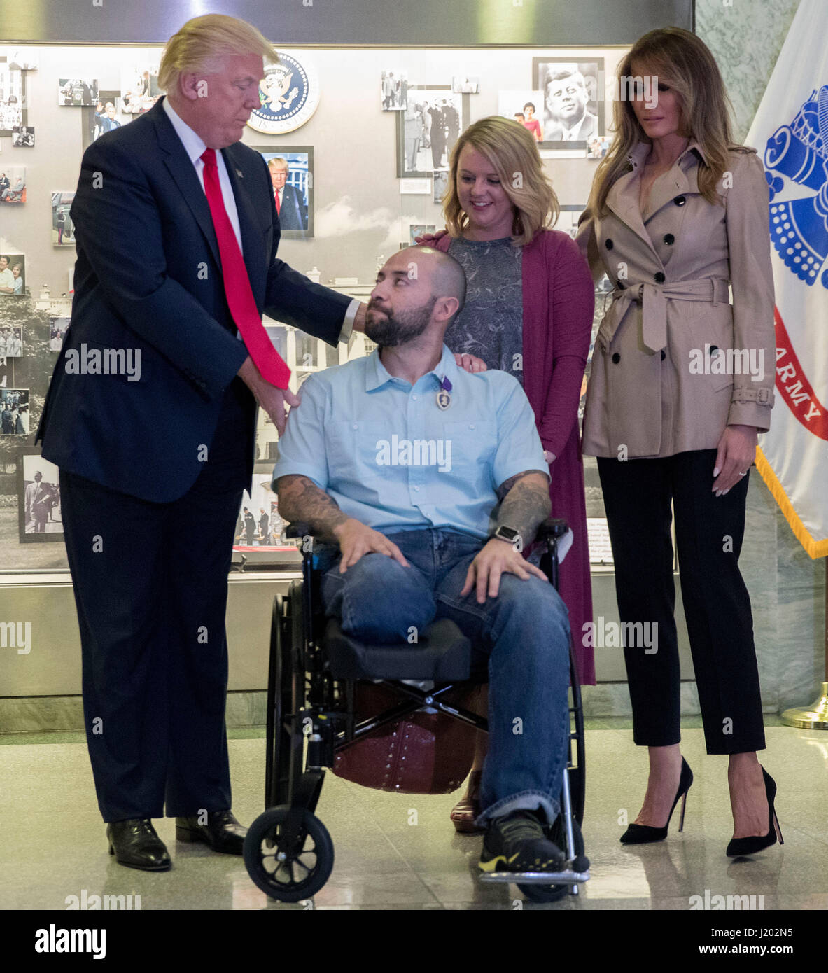 Il presidente statunitense Trump (L), con la prima signora Melania Trump (R), parla con il sergente di prima classe Alvaro Barrientos (2-L), con sua moglie Tammy Barrientos (2-R), dopo l'aggiudicazione del cuore viola per lui durante una visita a Walter Reed Militare Nazionale Medical Center di Bethesda, Maryland, USA, 22 aprile 2017. Il sergente di prima classe Alvaro Barrientos è stato recentemente ferito in Afghanistan mentre distribuite e per le ferite egli ha sostenuto, egli sta ricevendo il cuore viola. Credito: Shawn Thew/Piscina via CNP - nessun filo SERVICE - foto: Shawn Thew e/o consolidato di Notizie Foto/Shawn Thew - Piscina via CNP Foto Stock