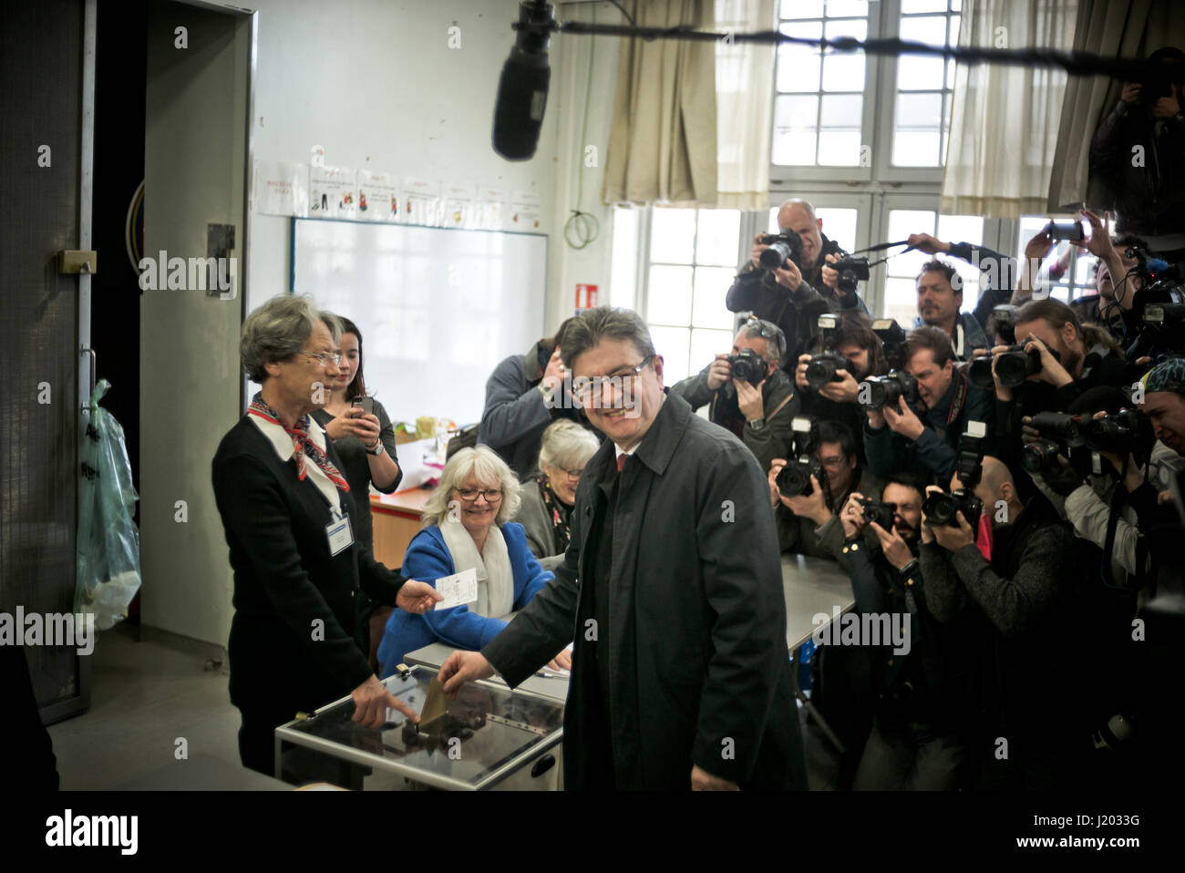 Parigi, Francia. 23 apr, 2017. Jean-Luc Melenchon, di estrema sinistra candidato presidenziale, getta il suo voto durante le elezioni presidenziali in corrispondenza di una stazione di polling a Parigi, Francia, 23 aprile 2017. Milioni di elettori francesi ha iniziato a colata le loro schede elettorali nel primo turno delle elezioni presidenziali di domenica mattina con un'atmosfera di incertezza. Credito: Hubert Lechat/Xinhua/Alamy Live News Foto Stock