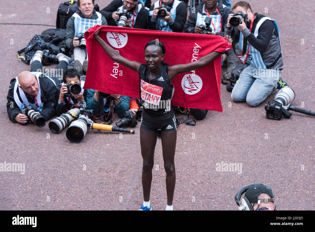 Londra, Regno Unito. 23 apr, 2017. Maria Kettany del Kenya che hanno vinto la donna di Elite race alla Vergine la maratona di denaro Credito: Ian Davidson/Alamy Live News Foto Stock