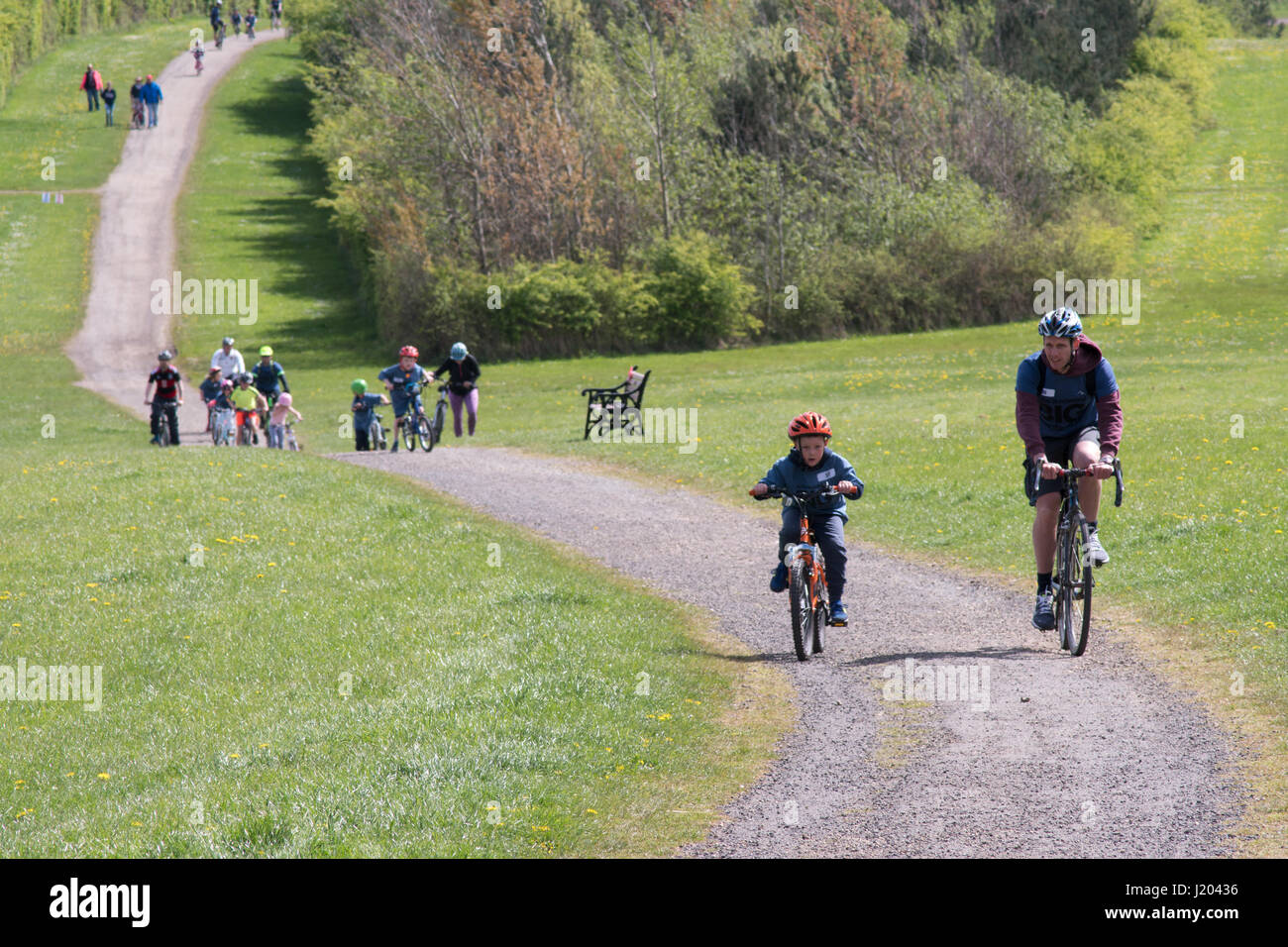 Sunderland, Regno Unito. 23 apr, 2017. Active Sunderland BIG 3 in 1 evento per famiglie a Herrington Country Park. La famiglia in bicicletta. Credito: Washington Imaging/Alamy Live News Foto Stock